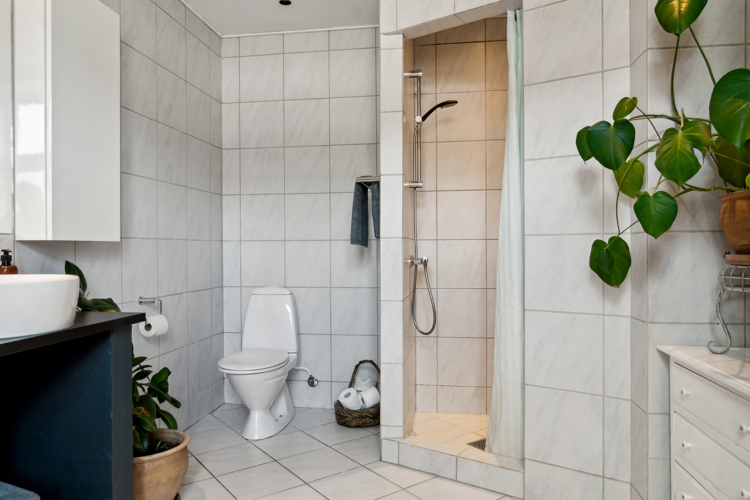 Fremhævet badeværelse billede i fuldskærmstilstand. Billede af Køng Kirkevej 7a og 7b, 4750 Lundby