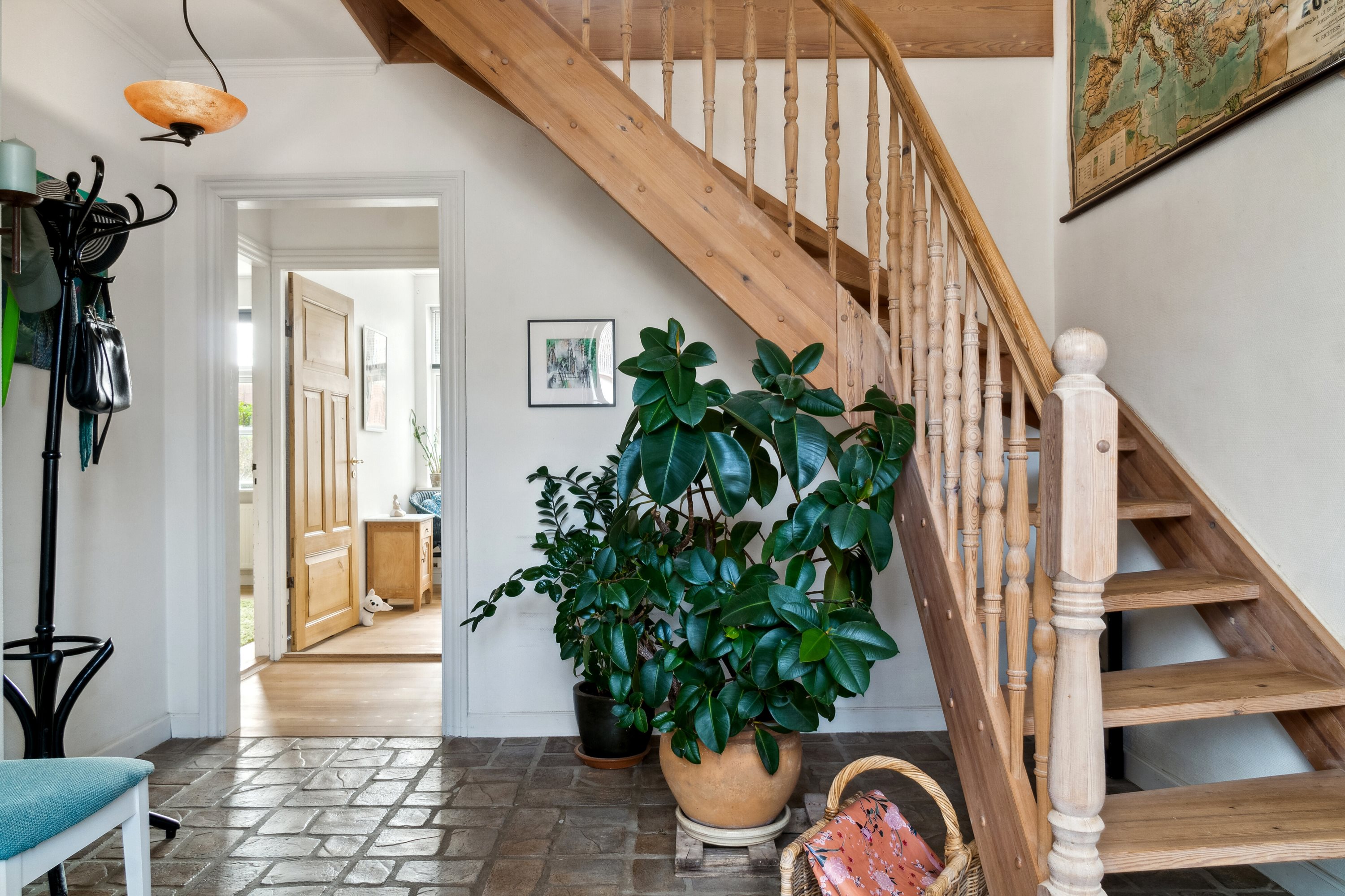 Fremhævet trappe billede i fuldskærmstilstand. Billede af Køng Kirkevej 7a og 7b, 4750 Lundby