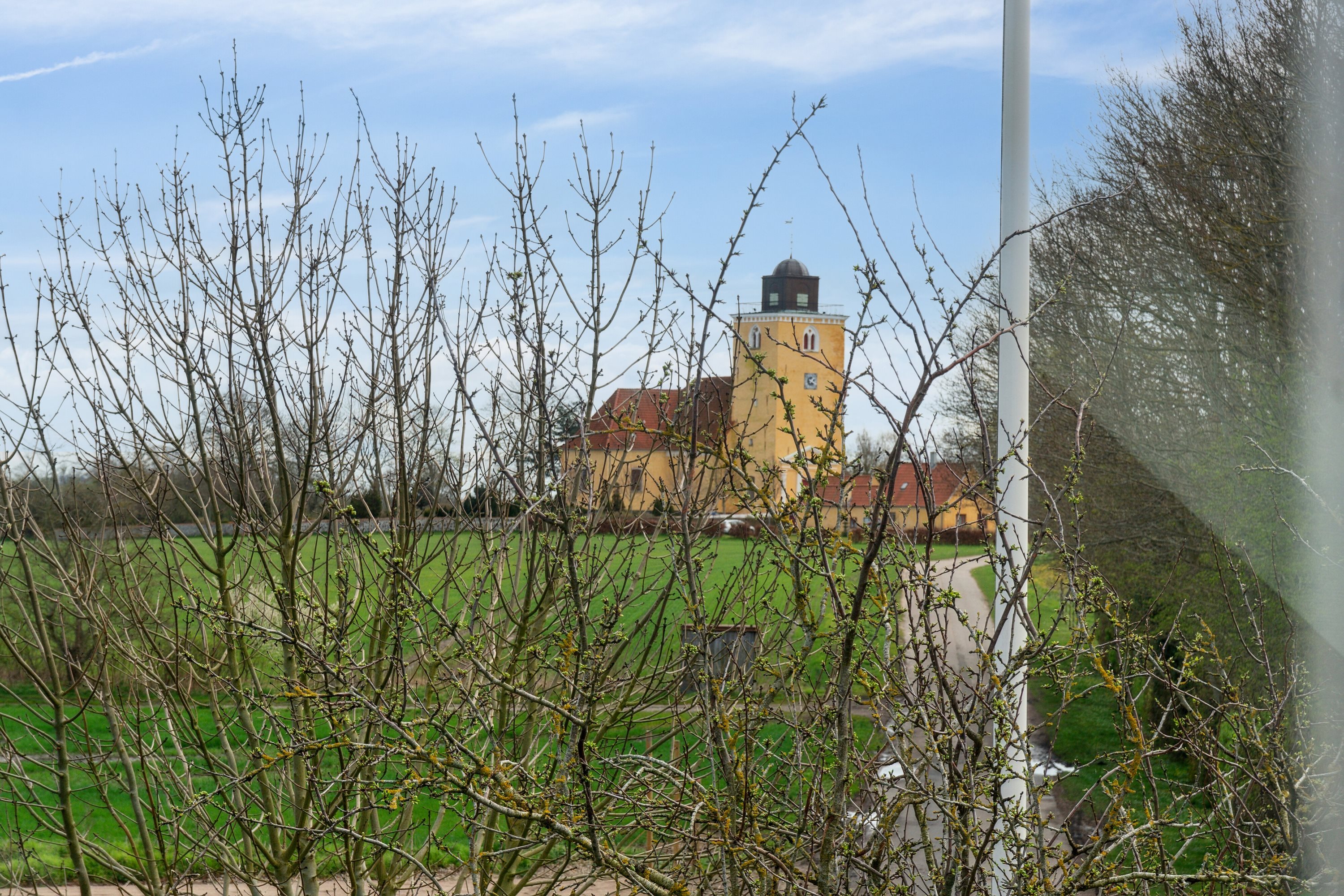 Fremhævet udendørs billede i fuldskærmstilstand. Billede af Køng Kirkevej 7a og 7b, 4750 Lundby