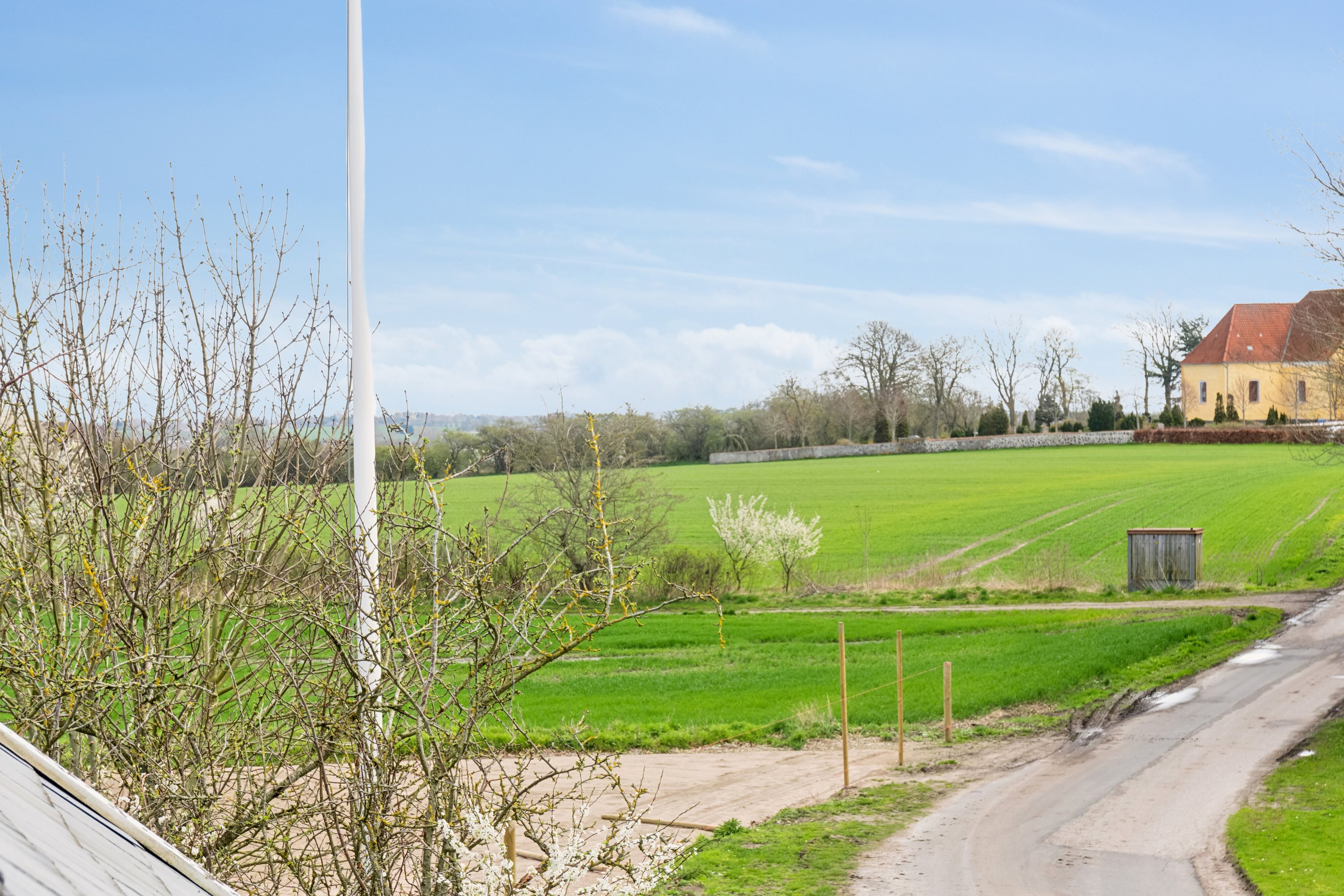Fremhævet udendørs billede i fuldskærmstilstand. Billede af Køng Kirkevej 7a og 7b, 4750 Lundby