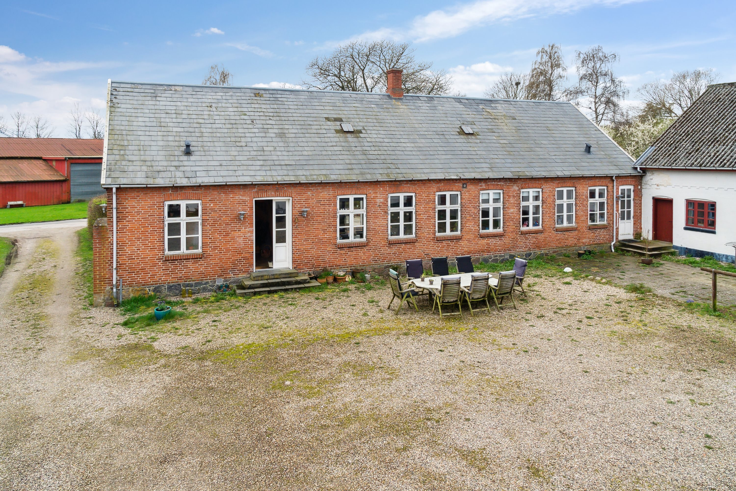 Fremhævet set fra vejen billede i fuldskærmstilstand. Billede af Køng Kirkevej 7a og 7b, 4750 Lundby