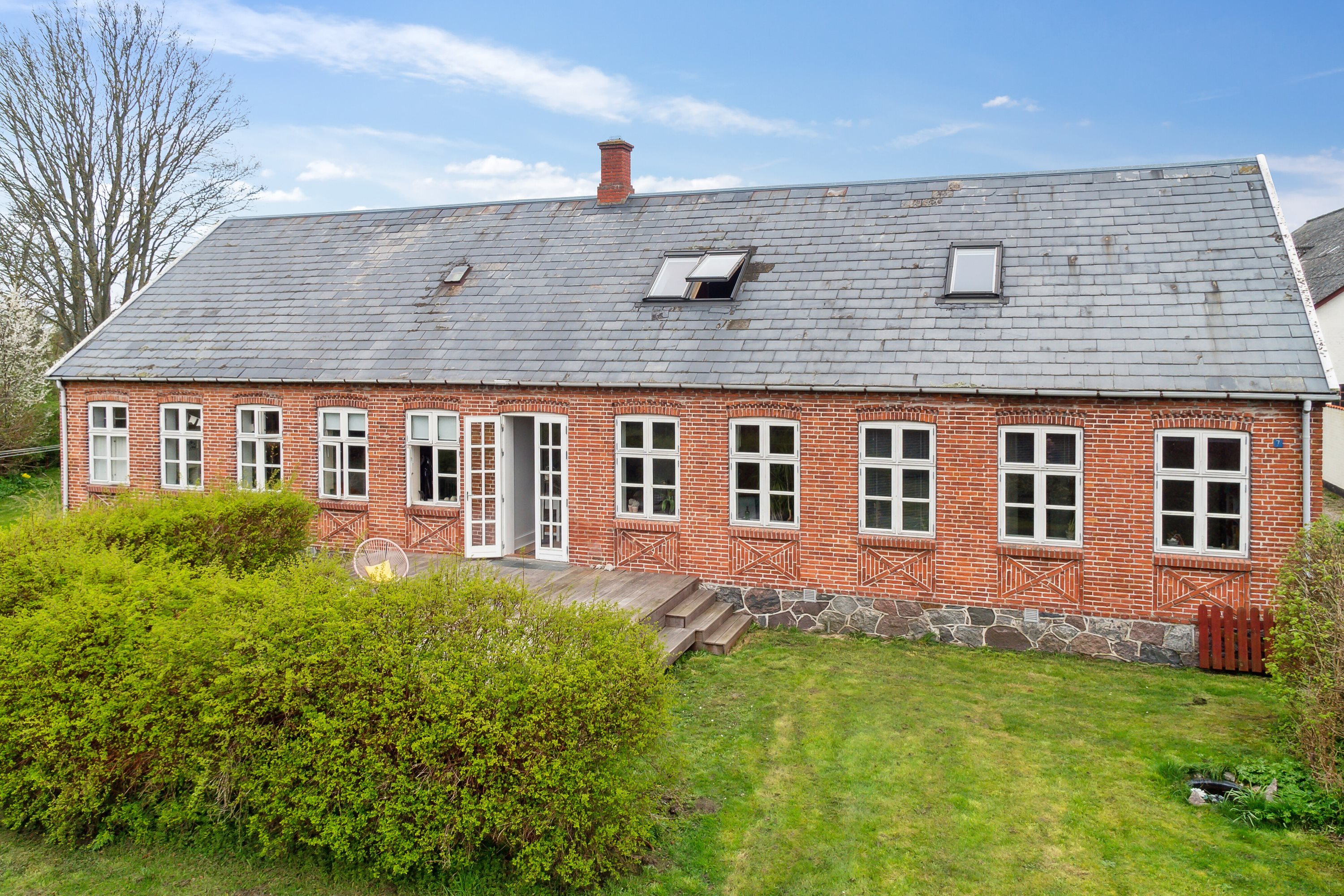 Fremhævet set fra haven billede i fuldskærmstilstand. Billede af Køng Kirkevej 7a og 7b, 4750 Lundby