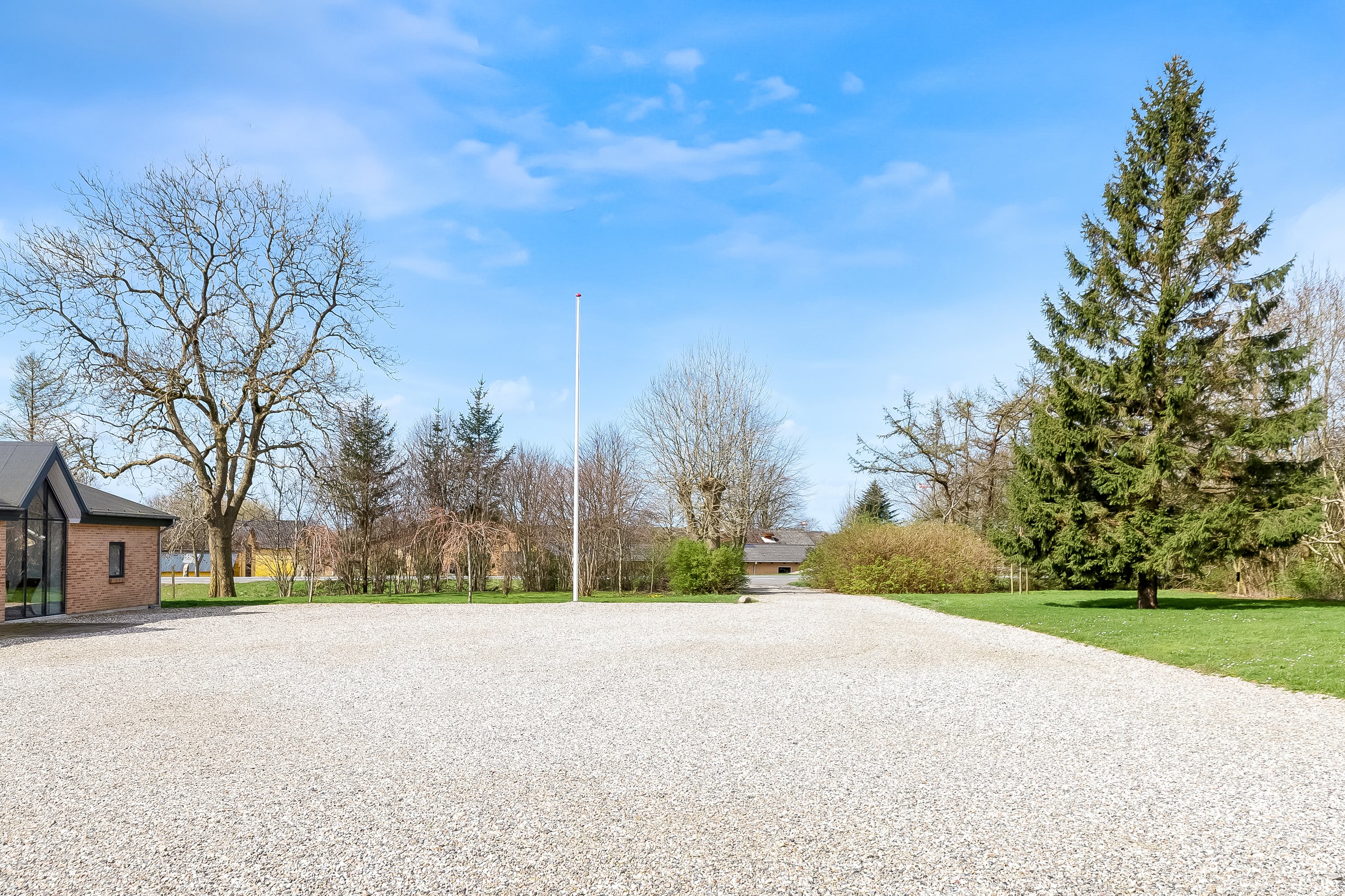 Fremhævet gårdsplads billede i fuldskærmstilstand. Billede af Koldingvej 623, Tiufkær, 7100 Vejle