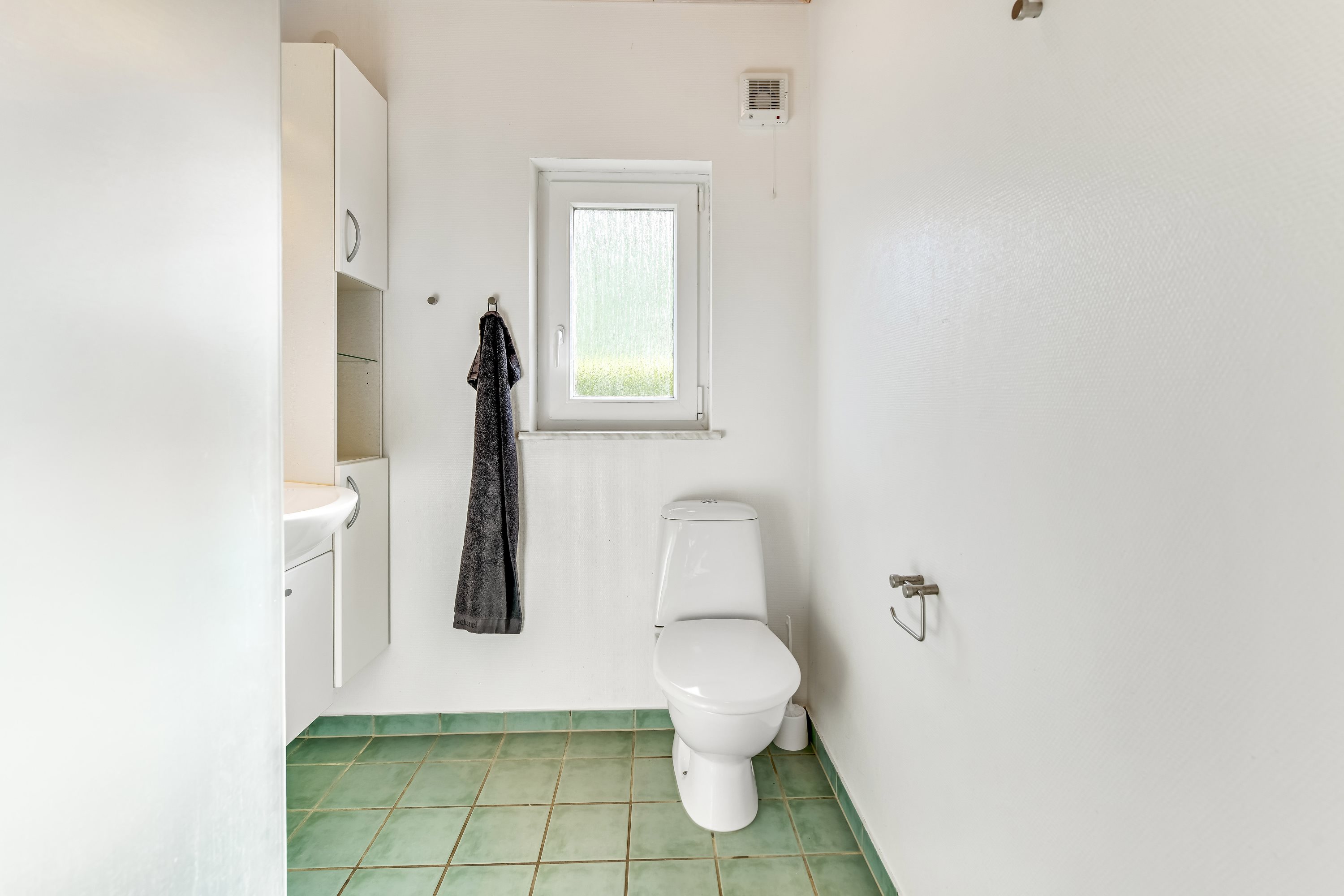 Fremhævet toilet billede i fuldskærmstilstand. Billede af Hovborgvej 30Q, 7200 Grindsted