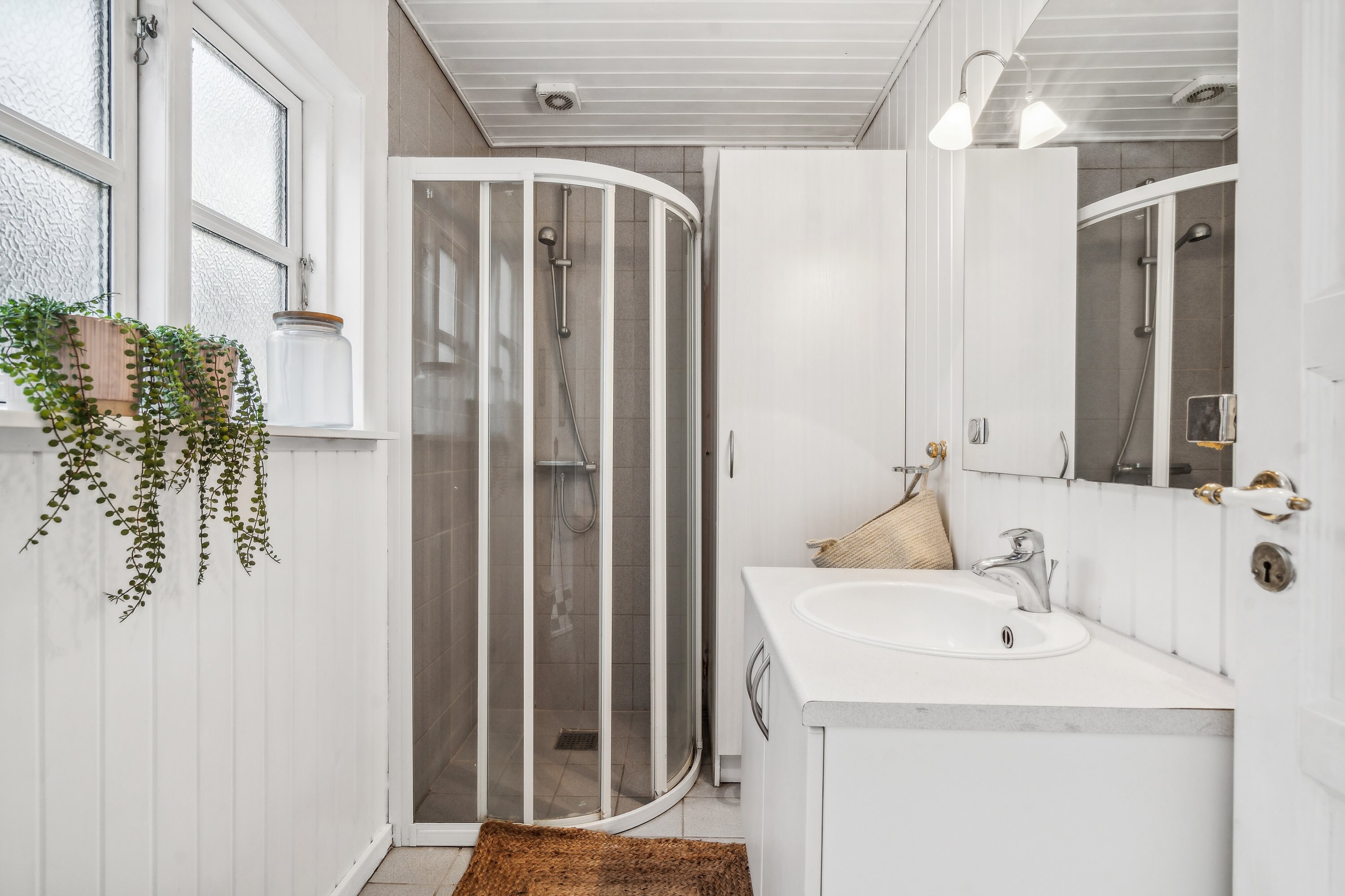 Fremhævet badeværelse billede i fuldskærmstilstand. Billede af Lærkevænget 2, Hasmark Strand, 5450 Otterup