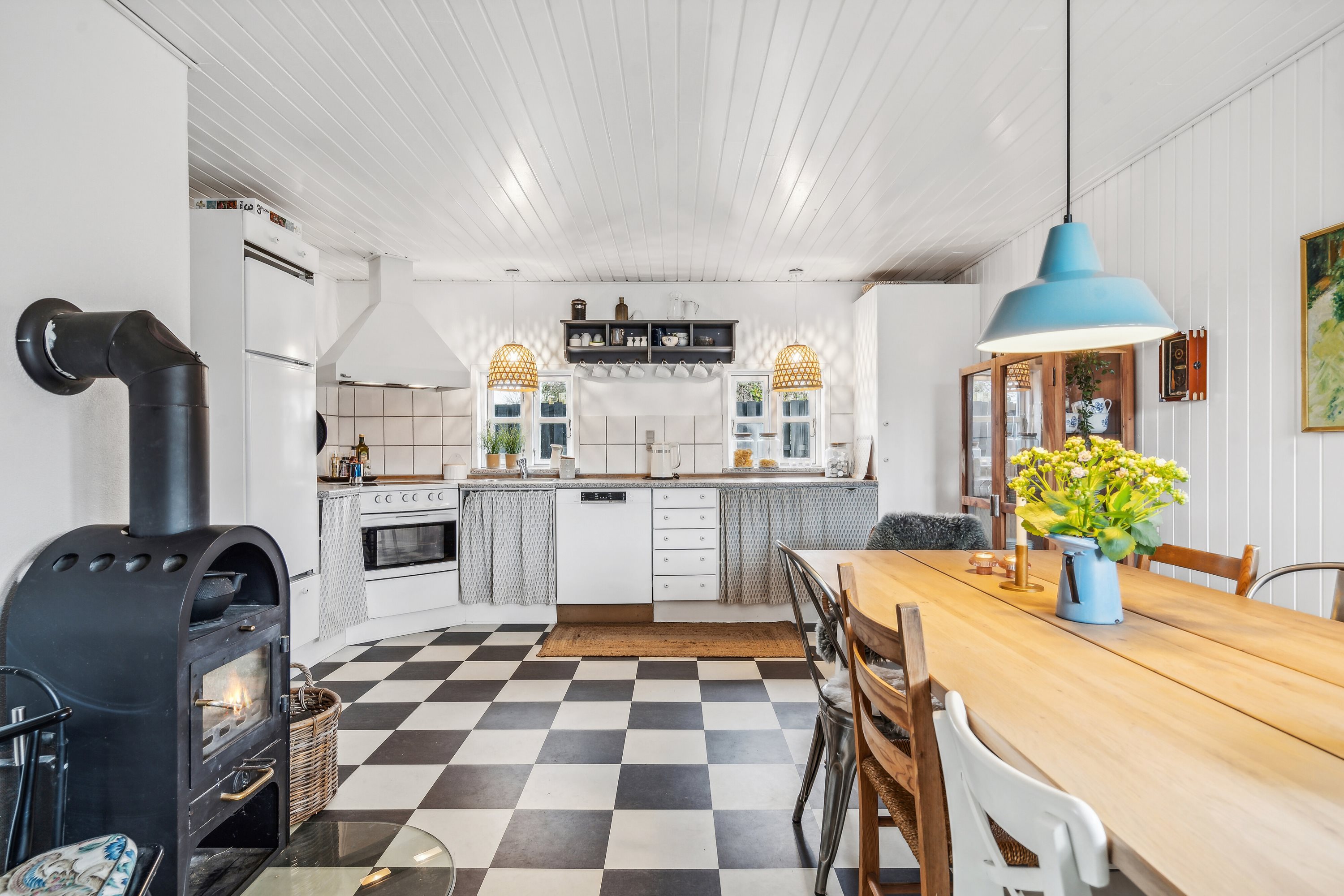 Fremhævet spisestue/køkken billede i fuldskærmstilstand. Billede af Lærkevænget 2, Hasmark Strand, 5450 Otterup