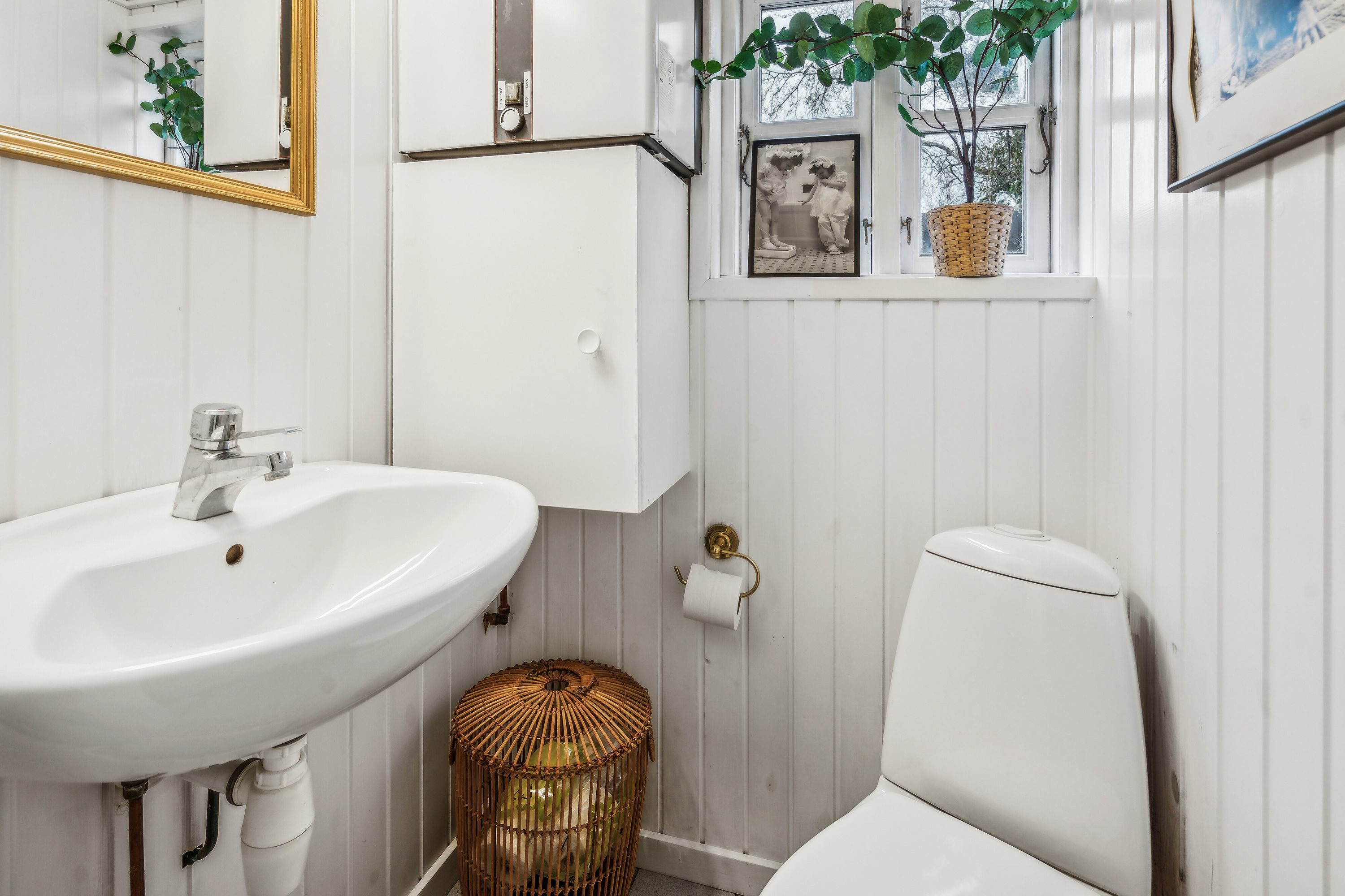 Fremhævet toilet billede i fuldskærmstilstand. Billede af Lærkevænget 2, Hasmark Strand, 5450 Otterup