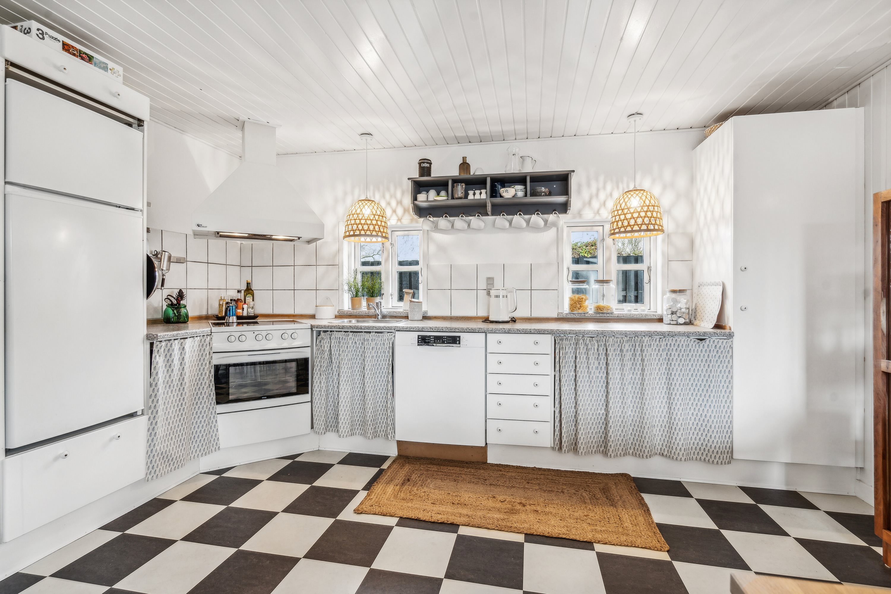 Fremhævet køkken billede i fuldskærmstilstand. Billede af Lærkevænget 2, Hasmark Strand, 5450 Otterup