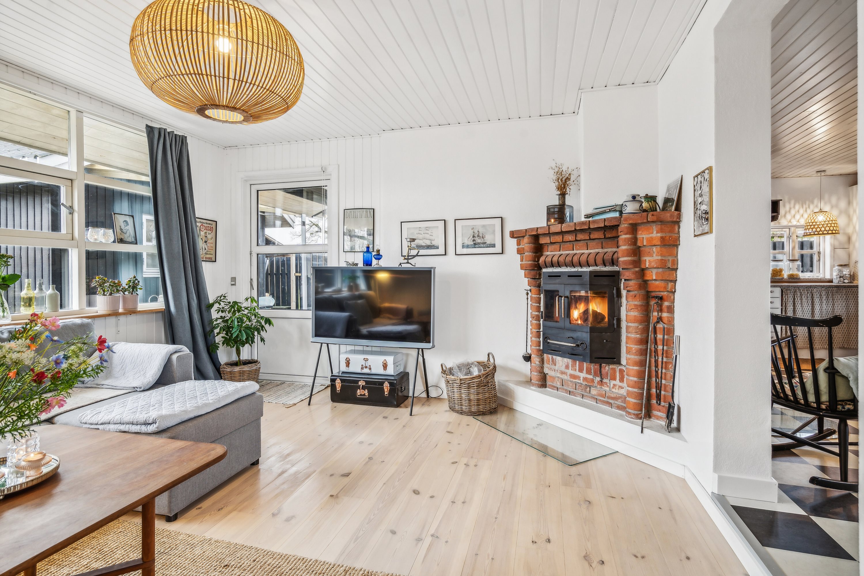 Fremhævet stue billede i fuldskærmstilstand. Billede af Lærkevænget 2, Hasmark Strand, 5450 Otterup