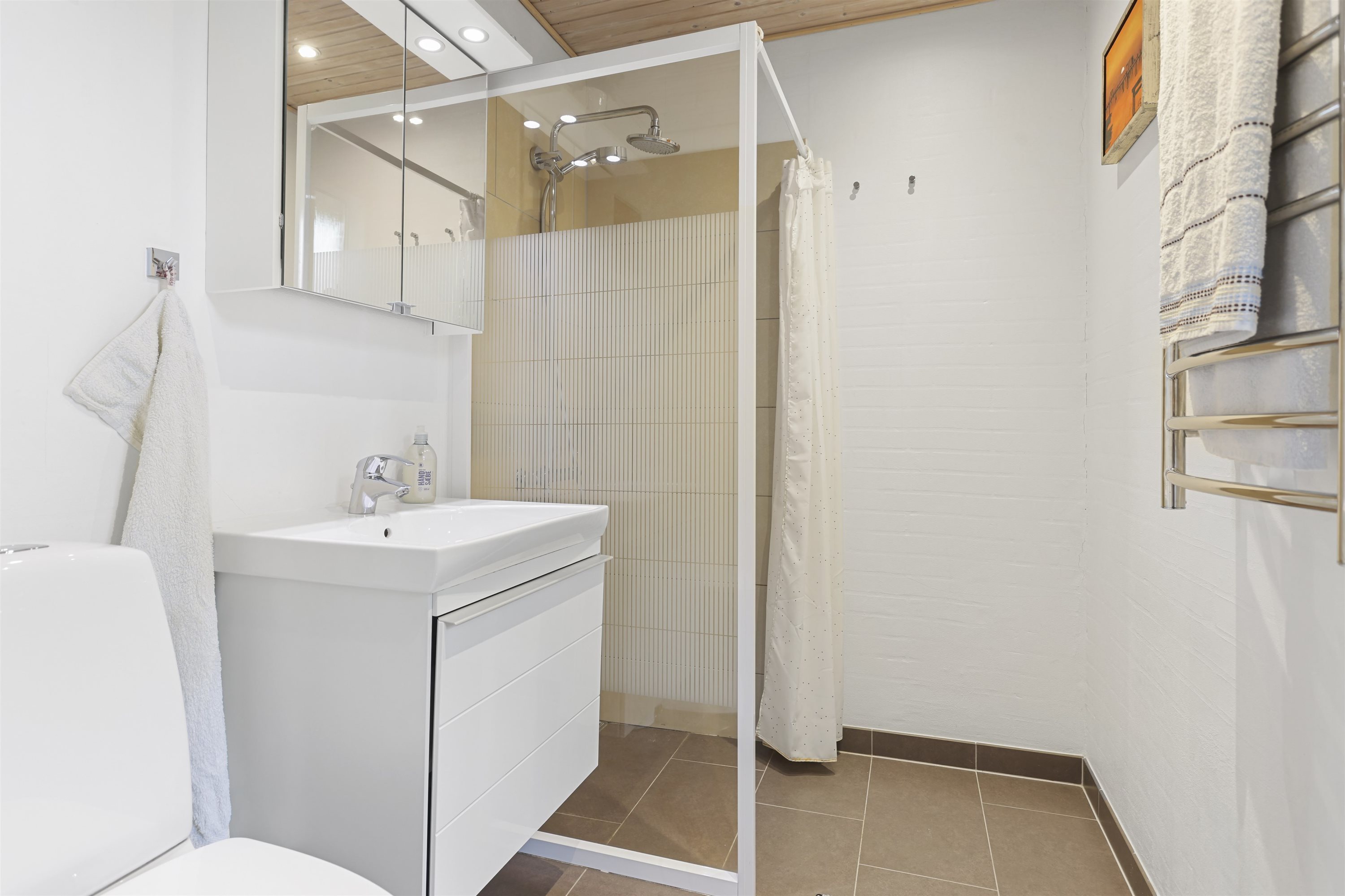 Fremhævet forældre badeværelse billede i fuldskærmstilstand. Billede af Møllevej 13, Lyngså, 9300 Sæby