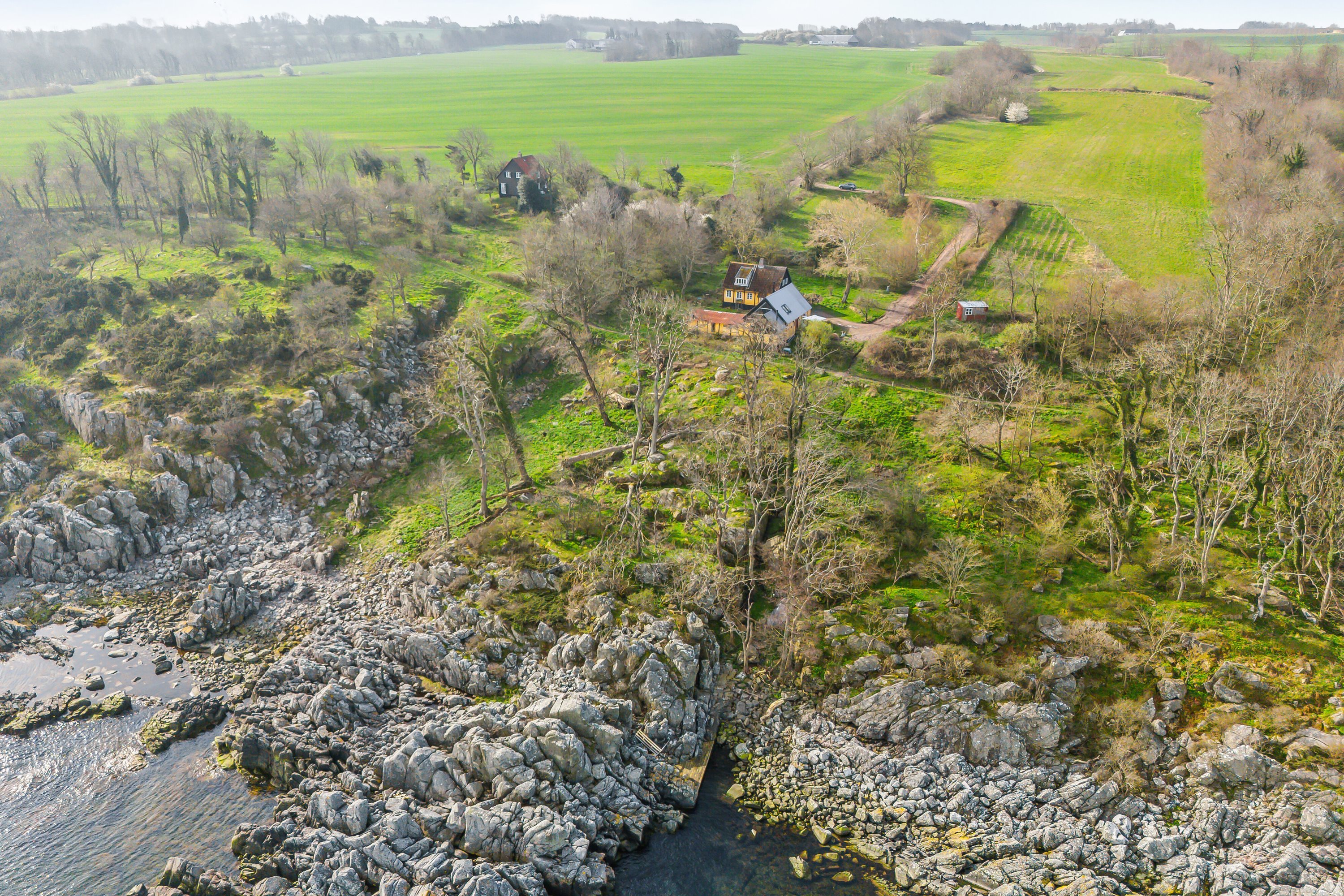 Fremhævet luftfoto billede i fuldskærmstilstand. Billede af Randkløvevej 28, Saltuna, 3751 Østermarie