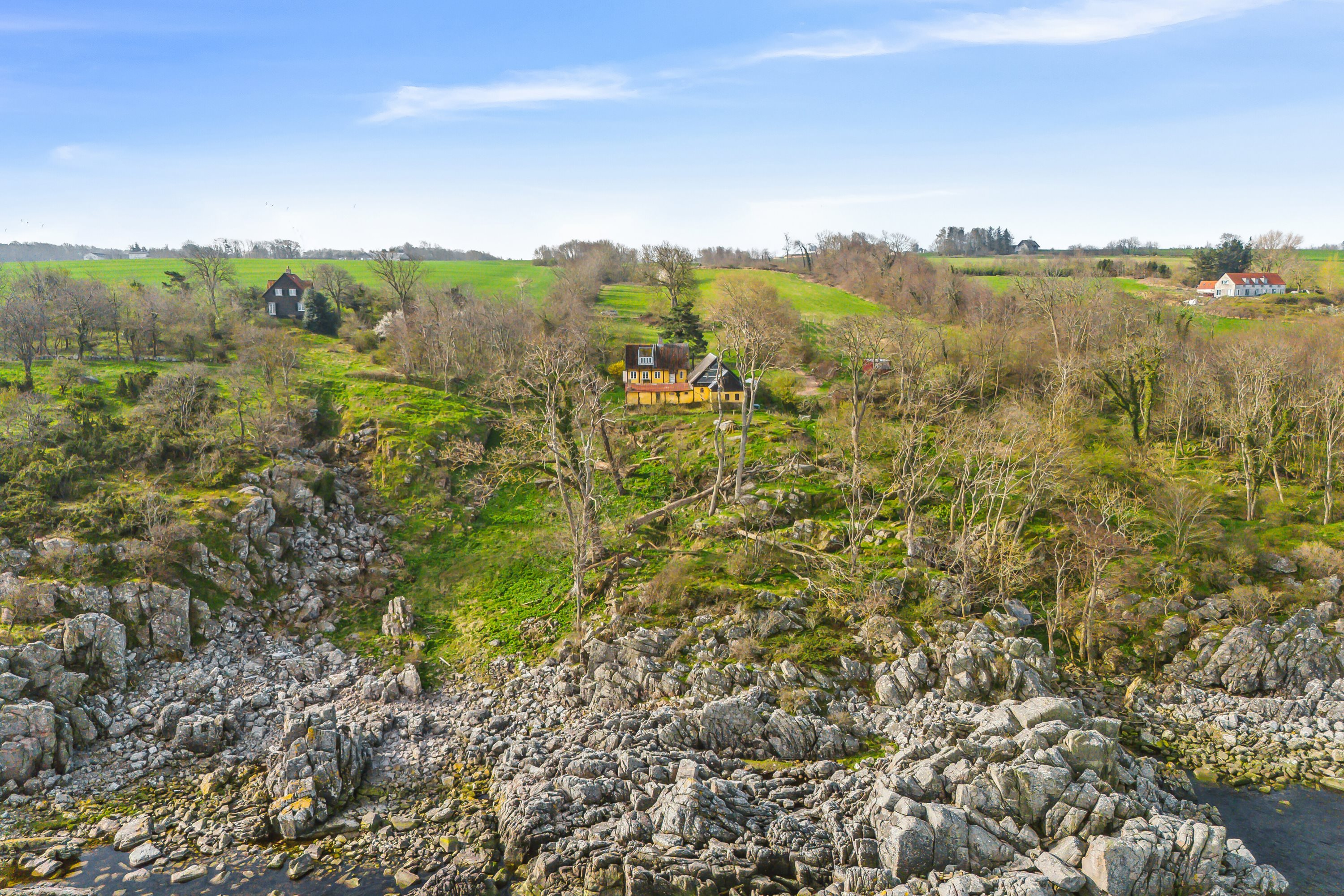 Fremhævet luftfoto billede i fuldskærmstilstand. Billede af Randkløvevej 28, Saltuna, 3751 Østermarie