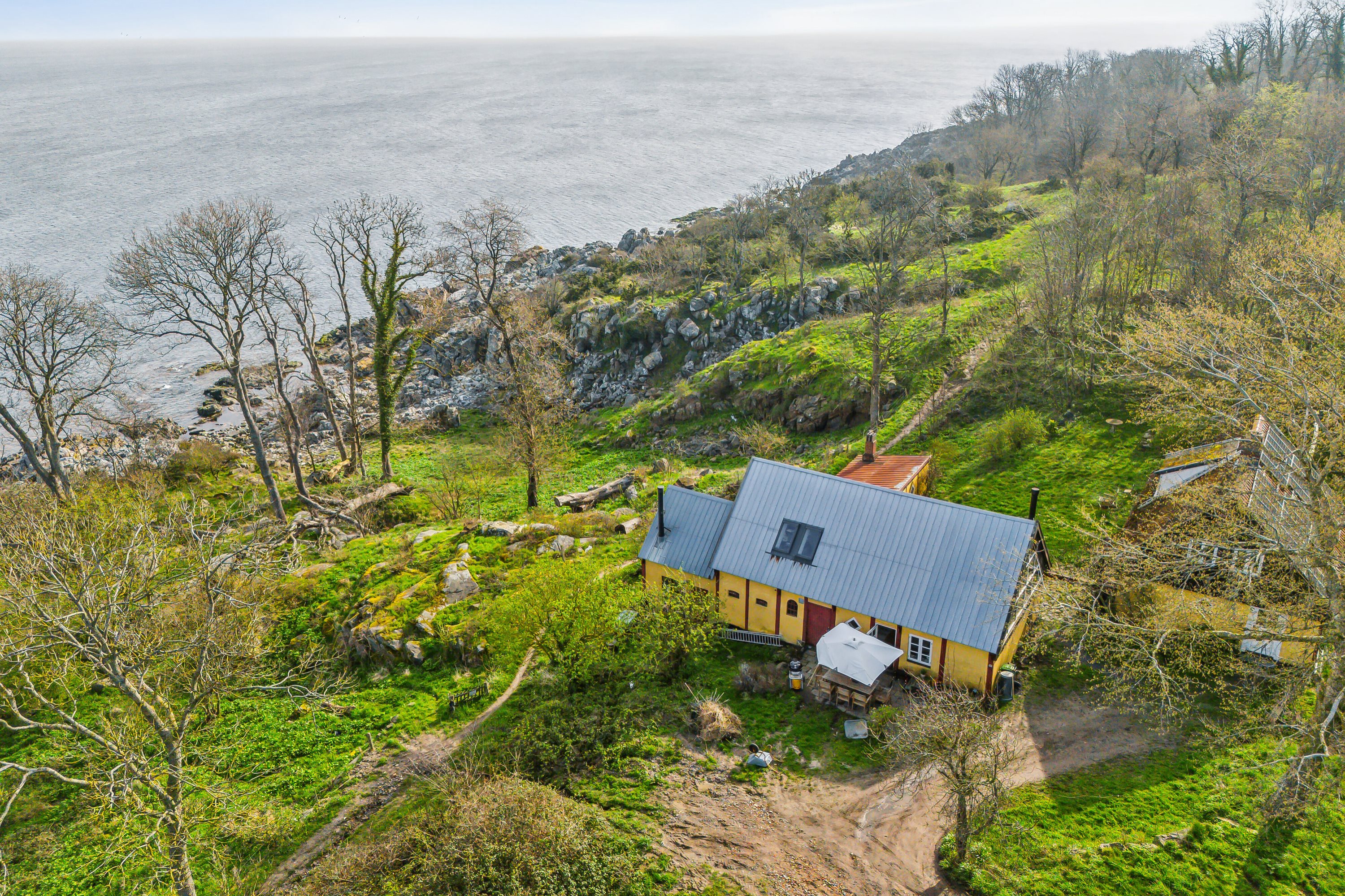 Fremhævet luftfoto billede i fuldskærmstilstand. Billede af Randkløvevej 28, Saltuna, 3751 Østermarie
