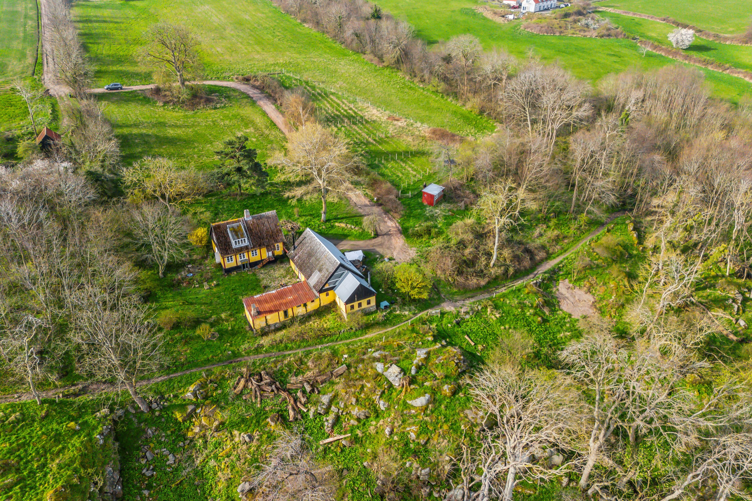 Fremhævet luftfoto billede i fuldskærmstilstand. Billede af Randkløvevej 28, Saltuna, 3751 Østermarie