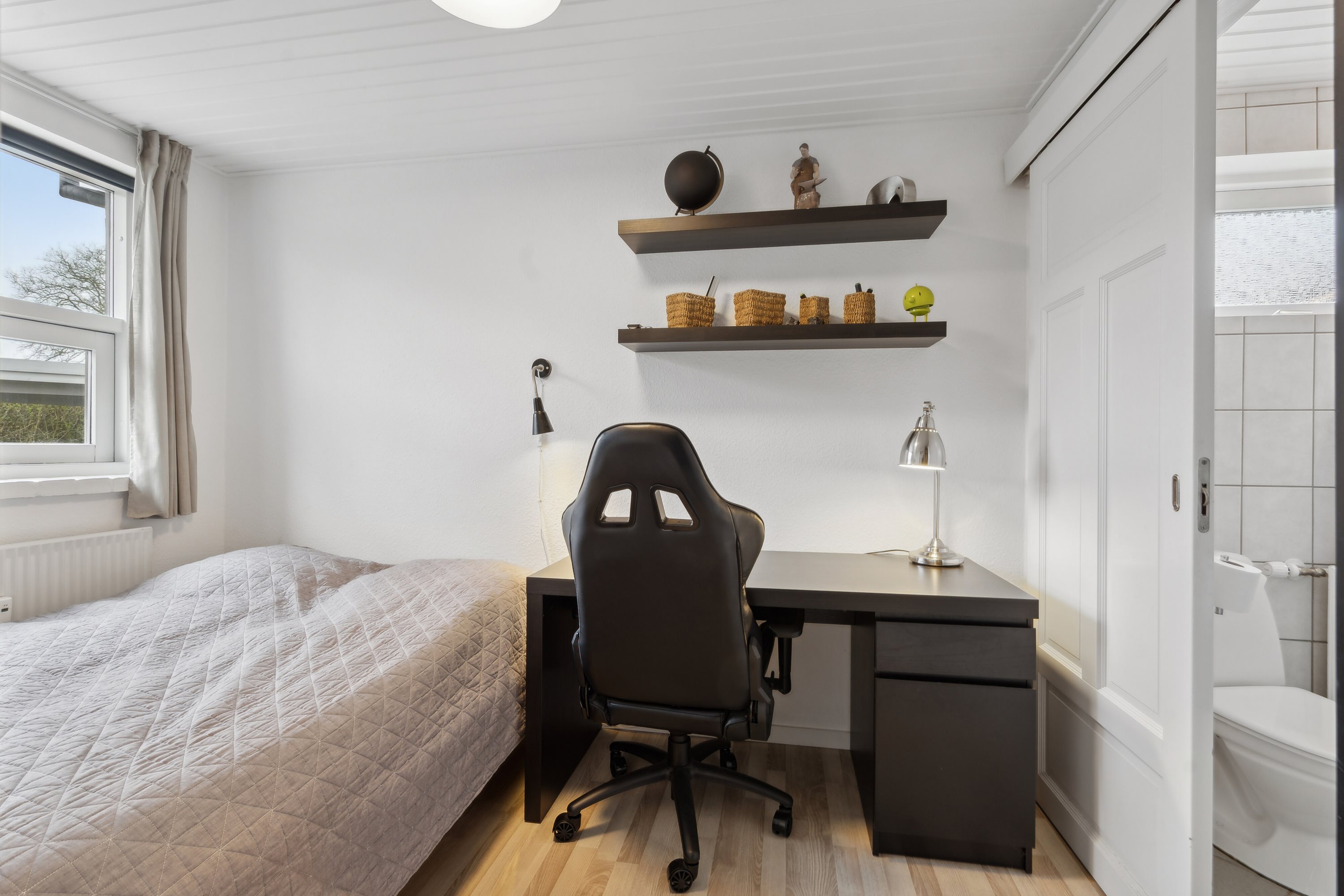 Fremhævet soveværelse billede i fuldskærmstilstand. Billede af Kobberbæksvej 75A, 5700 Svendborg