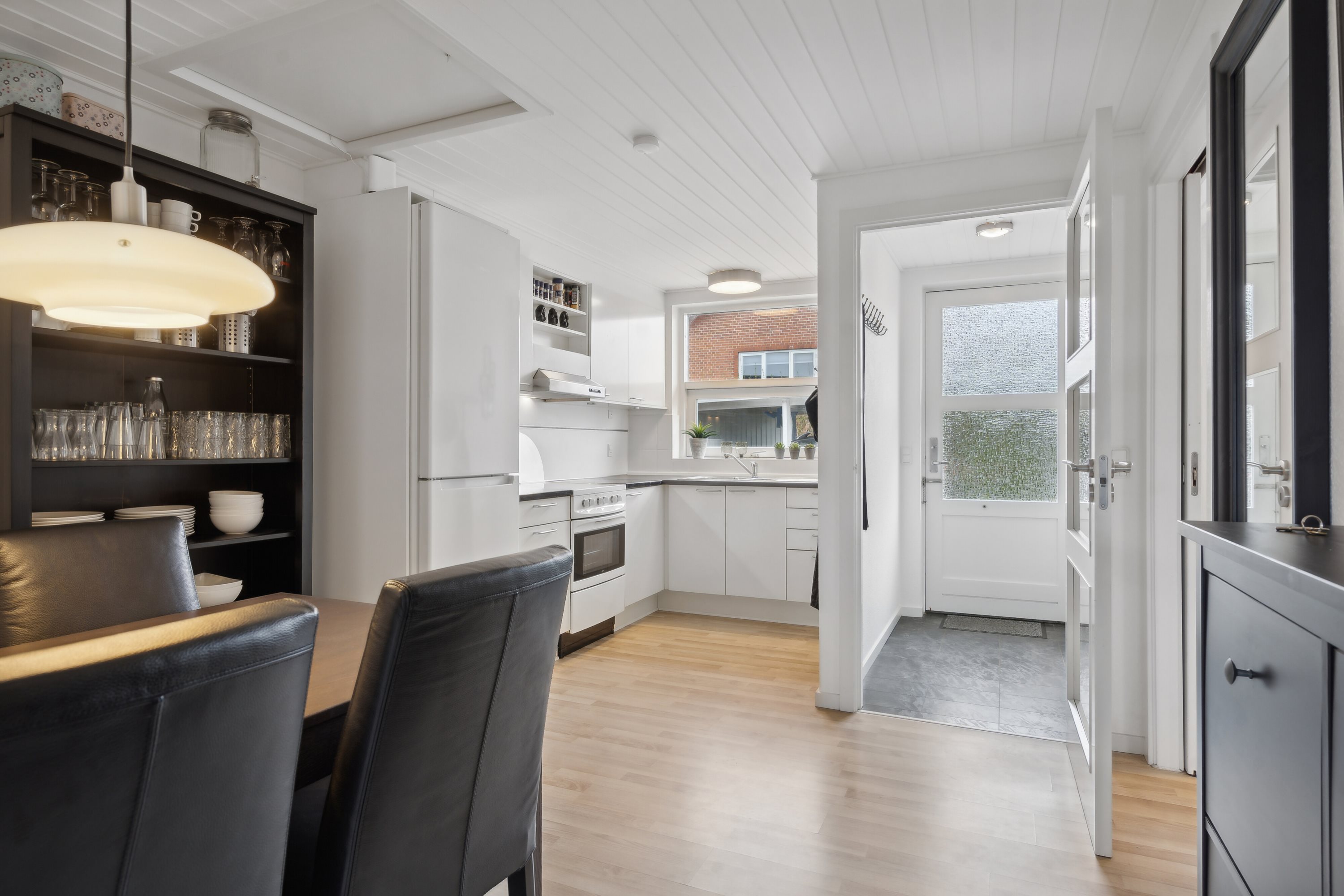 Fremhævet spisestue billede i fuldskærmstilstand. Billede af Kobberbæksvej 75A, 5700 Svendborg