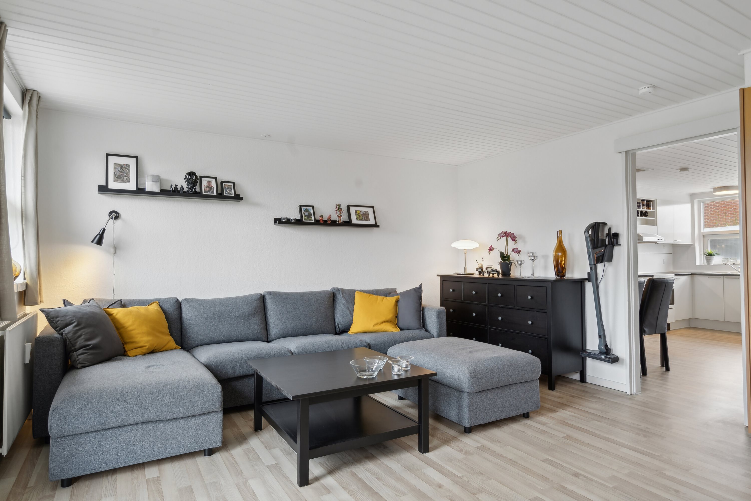 Fremhævet stue billede i fuldskærmstilstand. Billede af Kobberbæksvej 75A, 5700 Svendborg