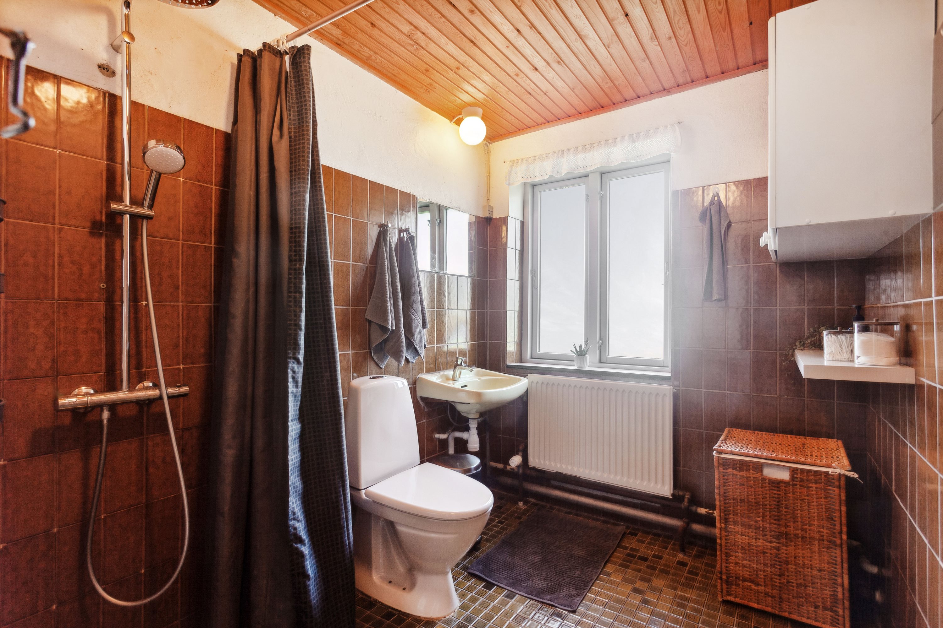 Fremhævet badeværelse billede i fuldskærmstilstand. Billede af Øksenhøjvej 19, Lime, 8544 Mørke