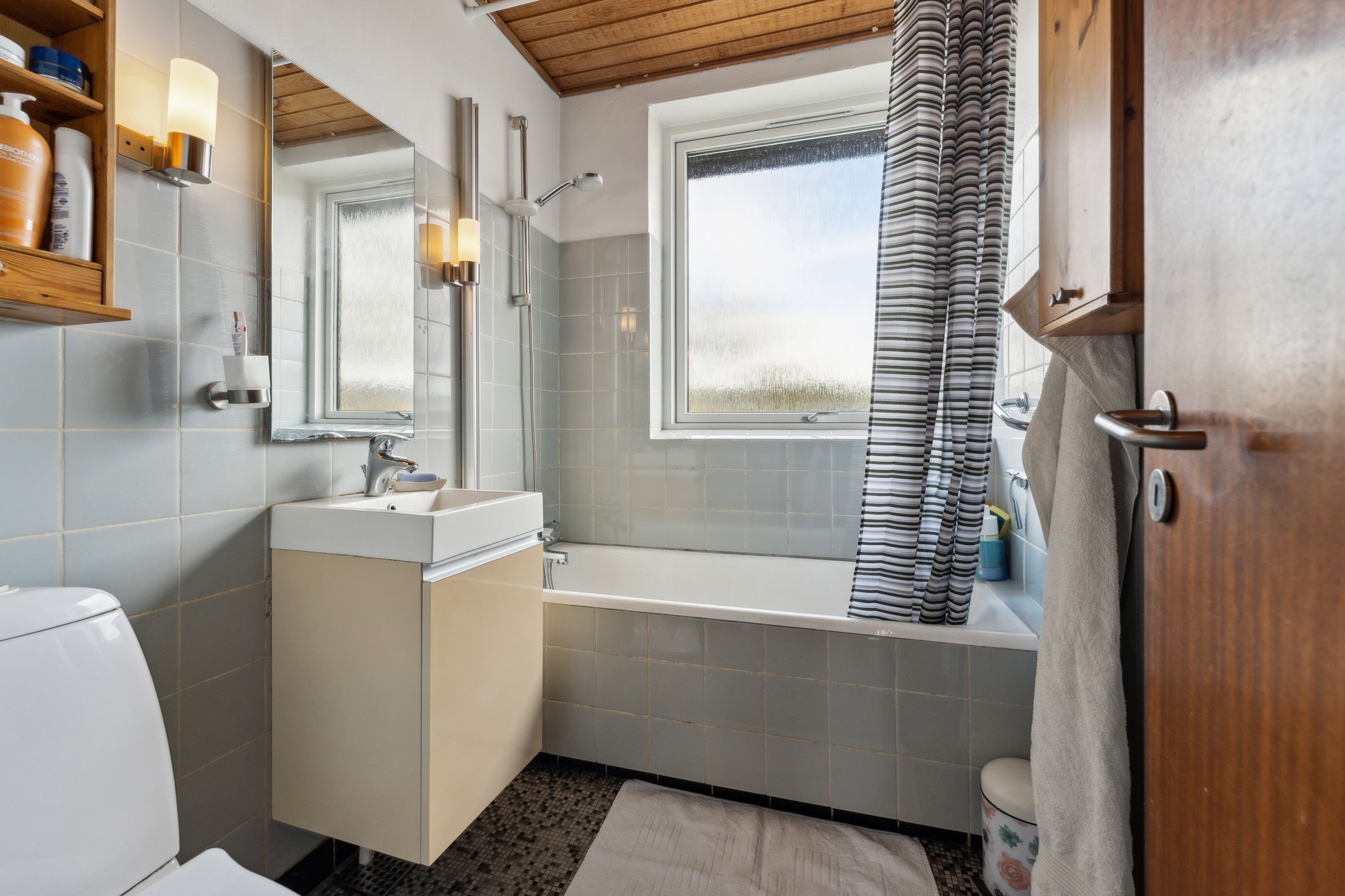 Fremhævet badeværelse billede i fuldskærmstilstand. Billede af Poul Due Jensens Vej 6, 8850 Bjerringbro