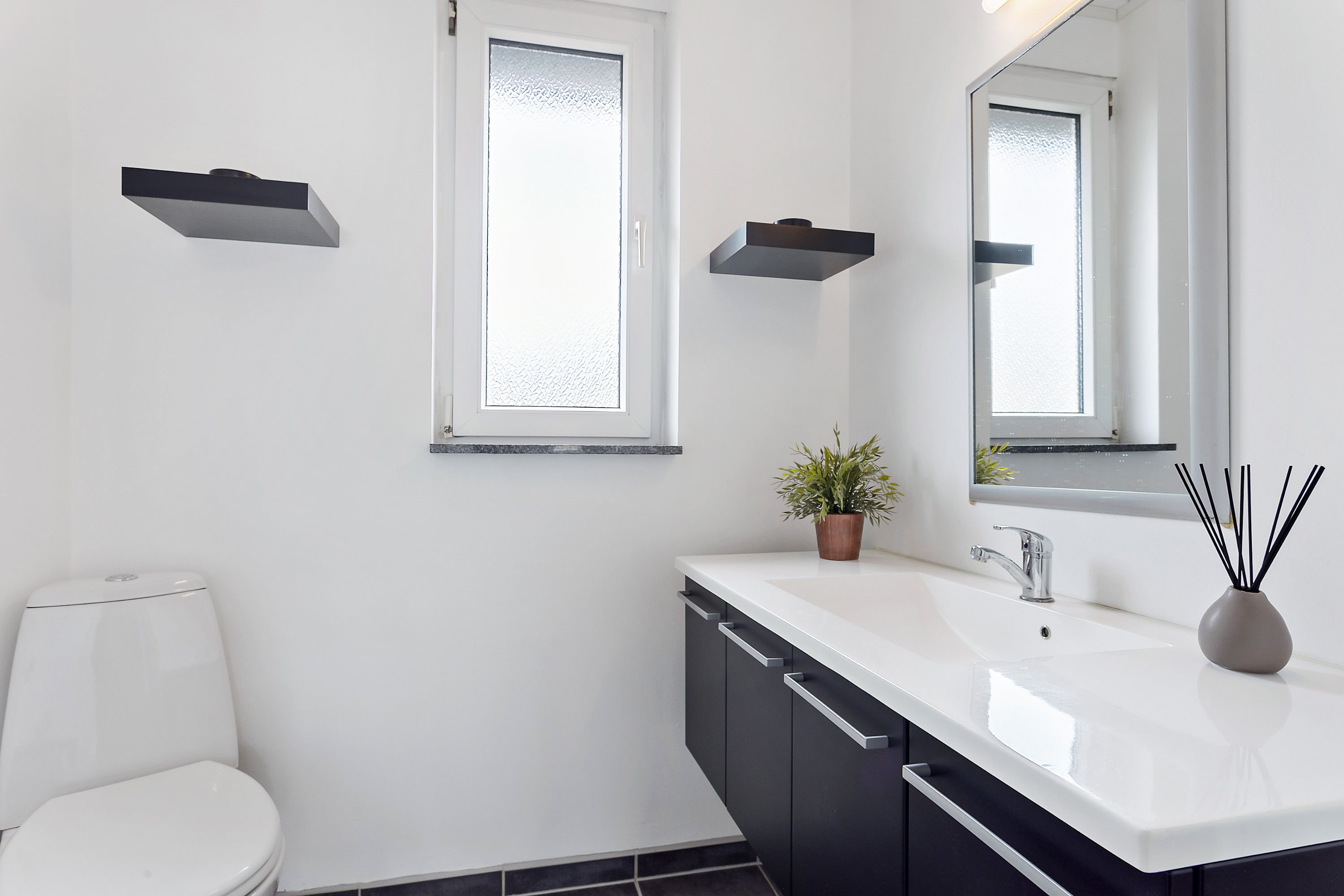 Fremhævet toilet billede i fuldskærmstilstand. Billede af Engtoften 2, Mølby, 6560 Sommersted