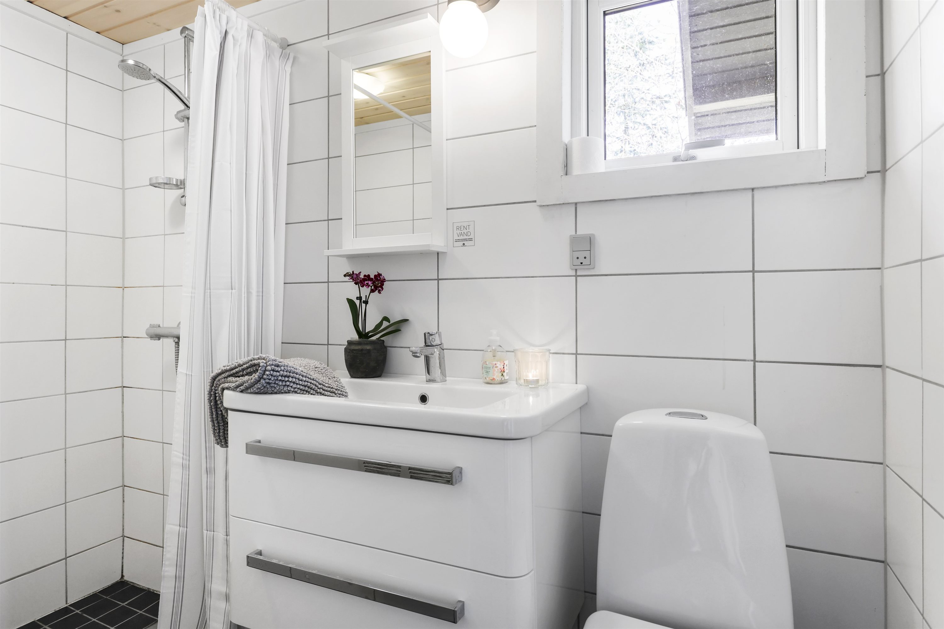 Fremhævet badeværelse billede i fuldskærmstilstand. Billede af Nr. Klit II 36, Lyngså, 9300 Sæby