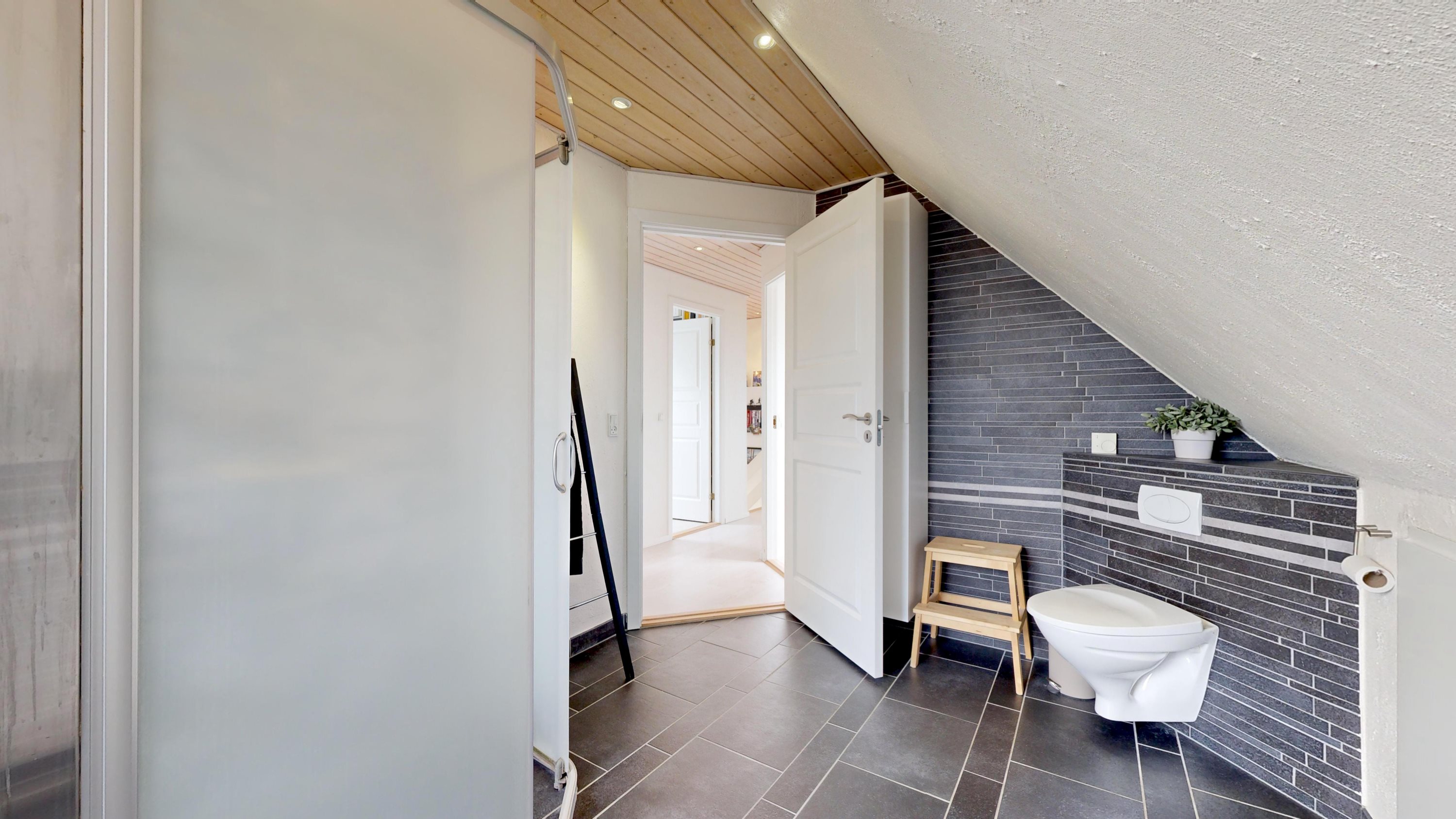 Fremhævet badeværelse billede i fuldskærmstilstand. Billede af Korsbakken 10, Rødding, 8830 Tjele