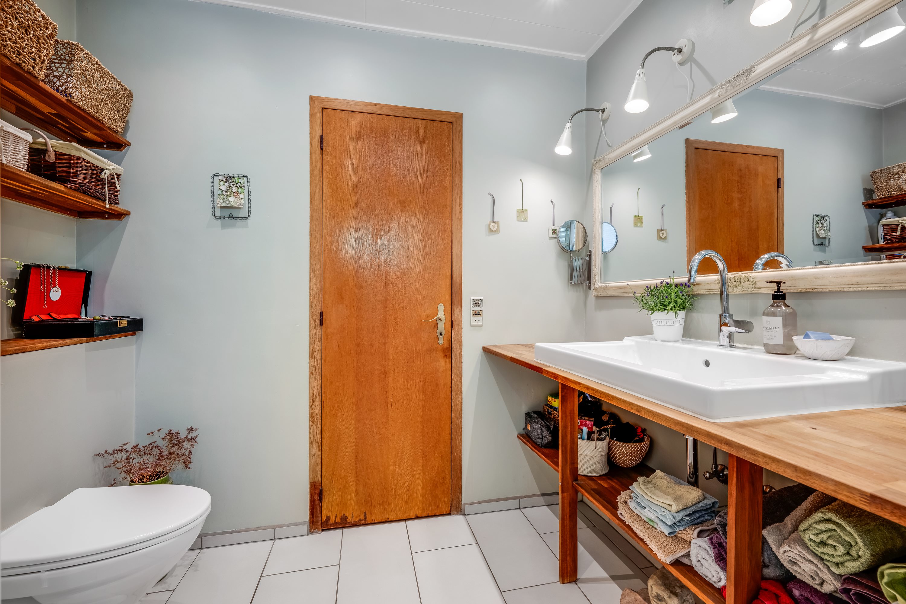 Fremhævet badeværelse billede i fuldskærmstilstand. Billede af Snedkervej 1, 6270 Tønder