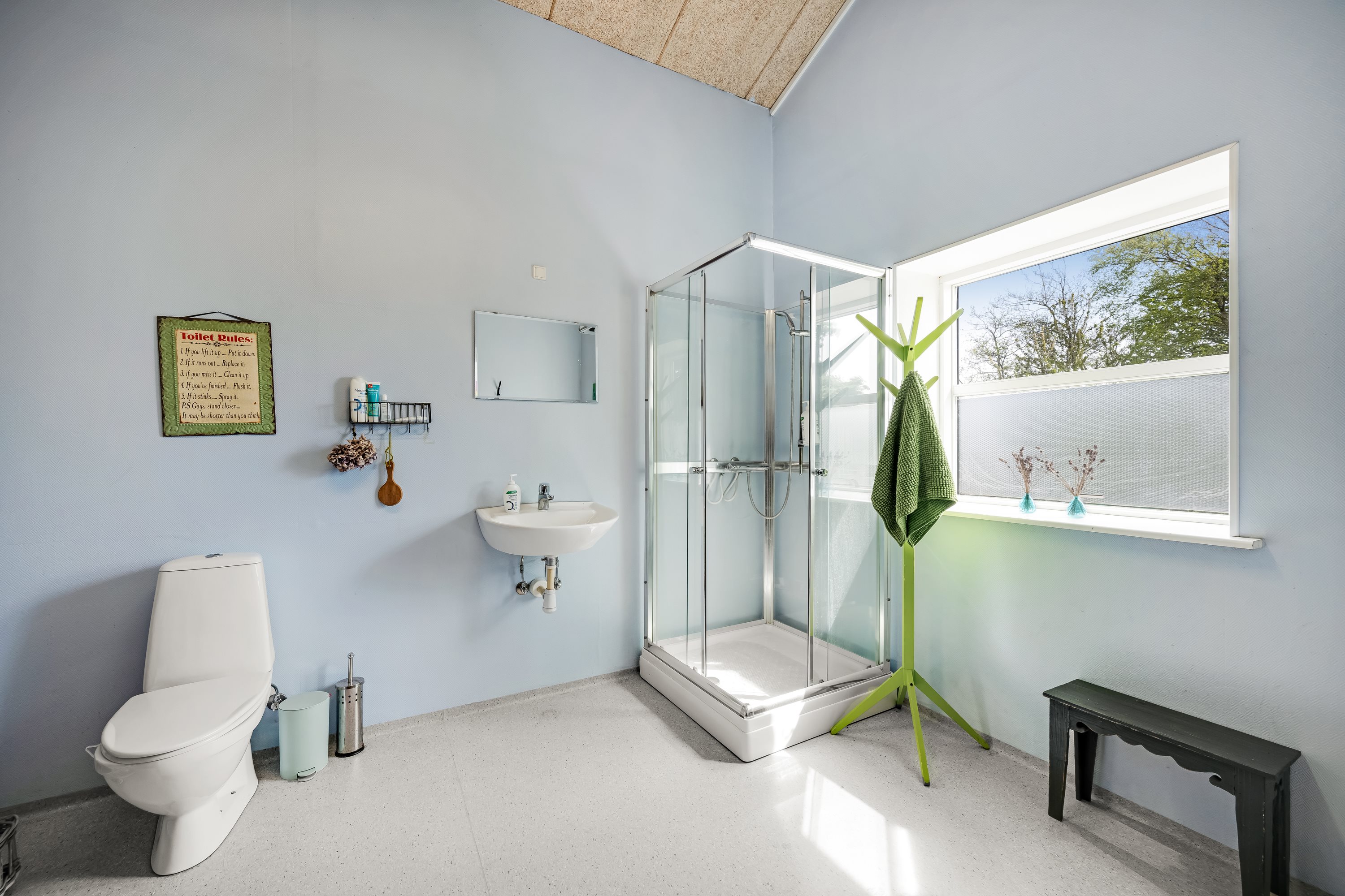 Fremhævet badeværelse billede i fuldskærmstilstand. Billede af Snedkervej 1, 6270 Tønder