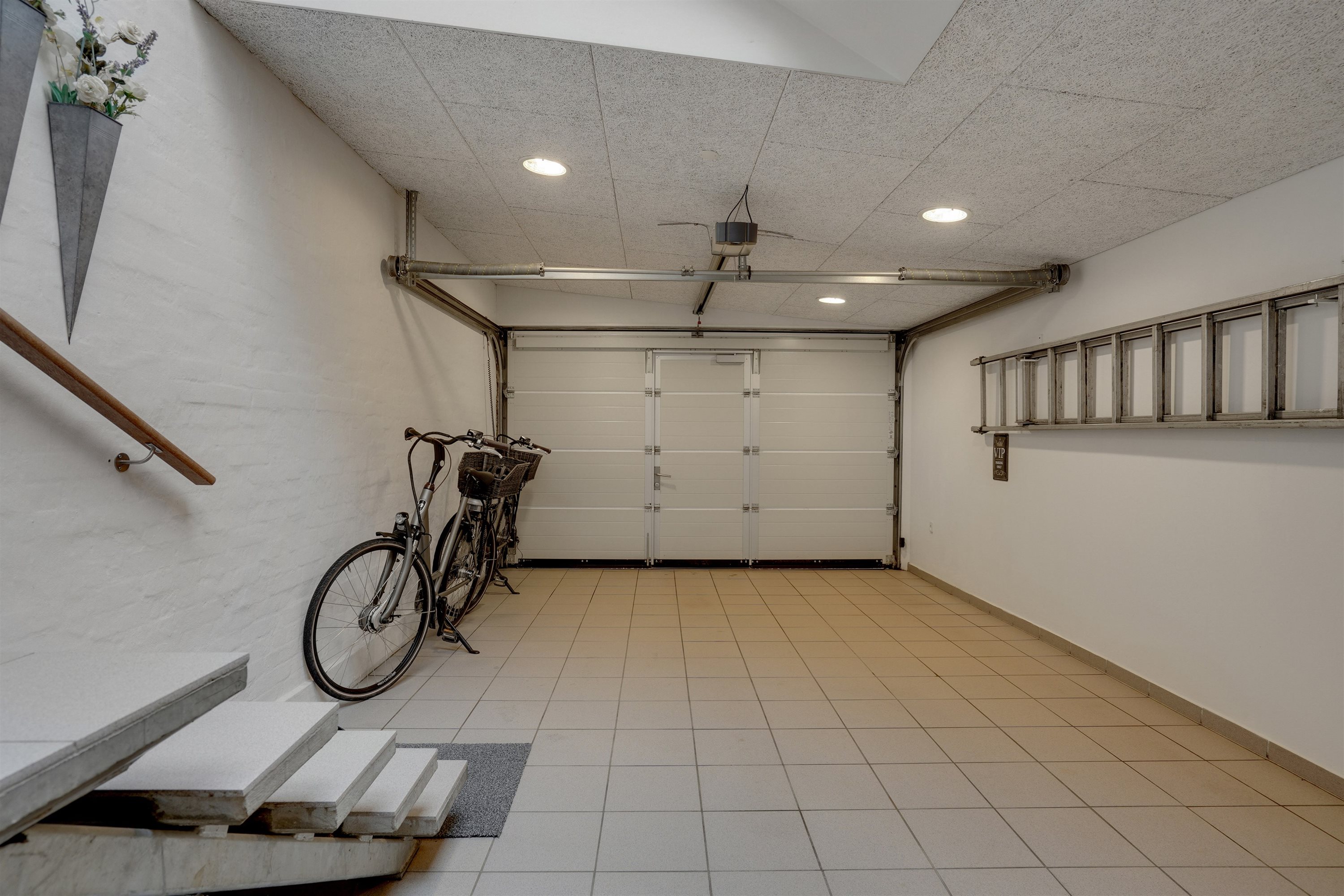 Fremhævet garage billede i fuldskærmstilstand. Billede af Elmealle 8, 6800 Varde