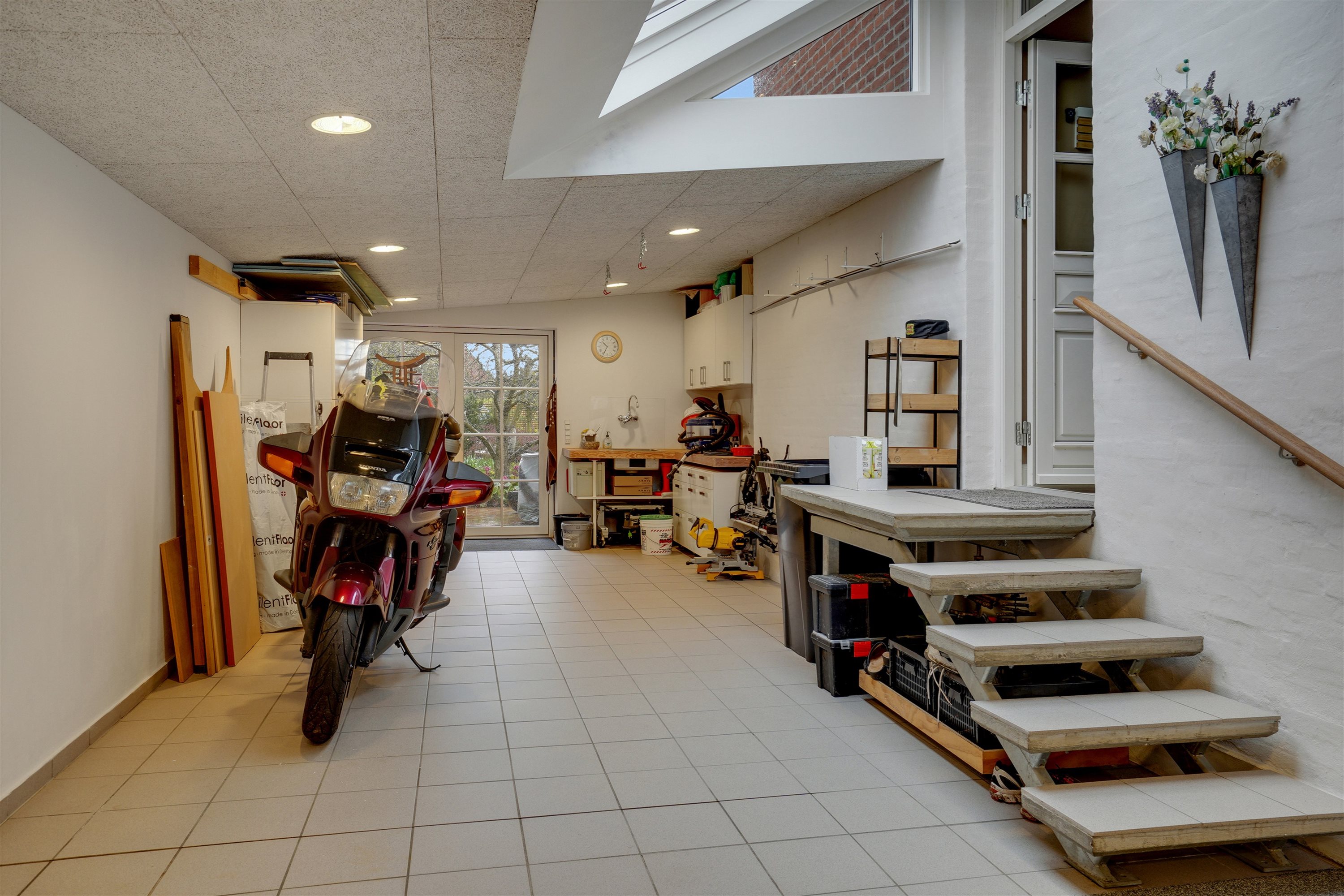 Fremhævet garage billede i fuldskærmstilstand. Billede af Elmealle 8, 6800 Varde