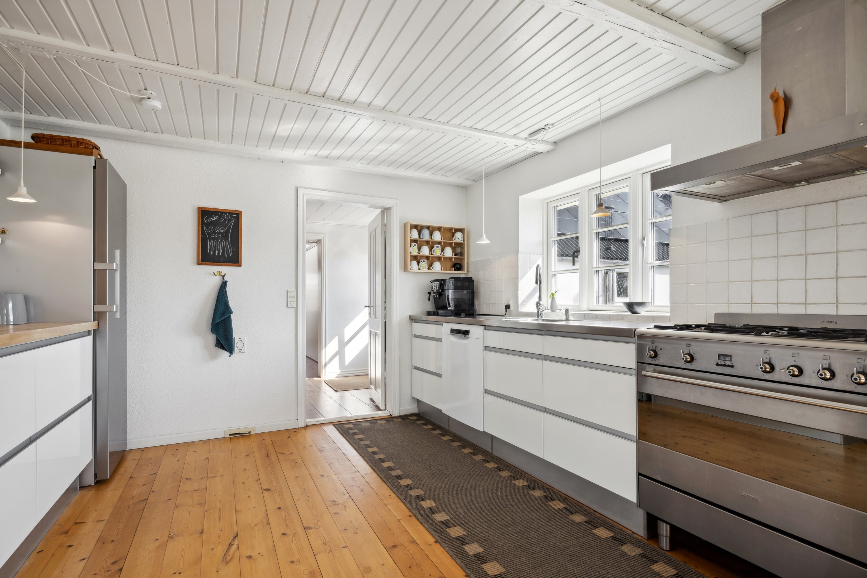 Fremhævet køkken billede i fuldskærmstilstand. Billede af Hou Engvej 46, Hou, 9370 Hals