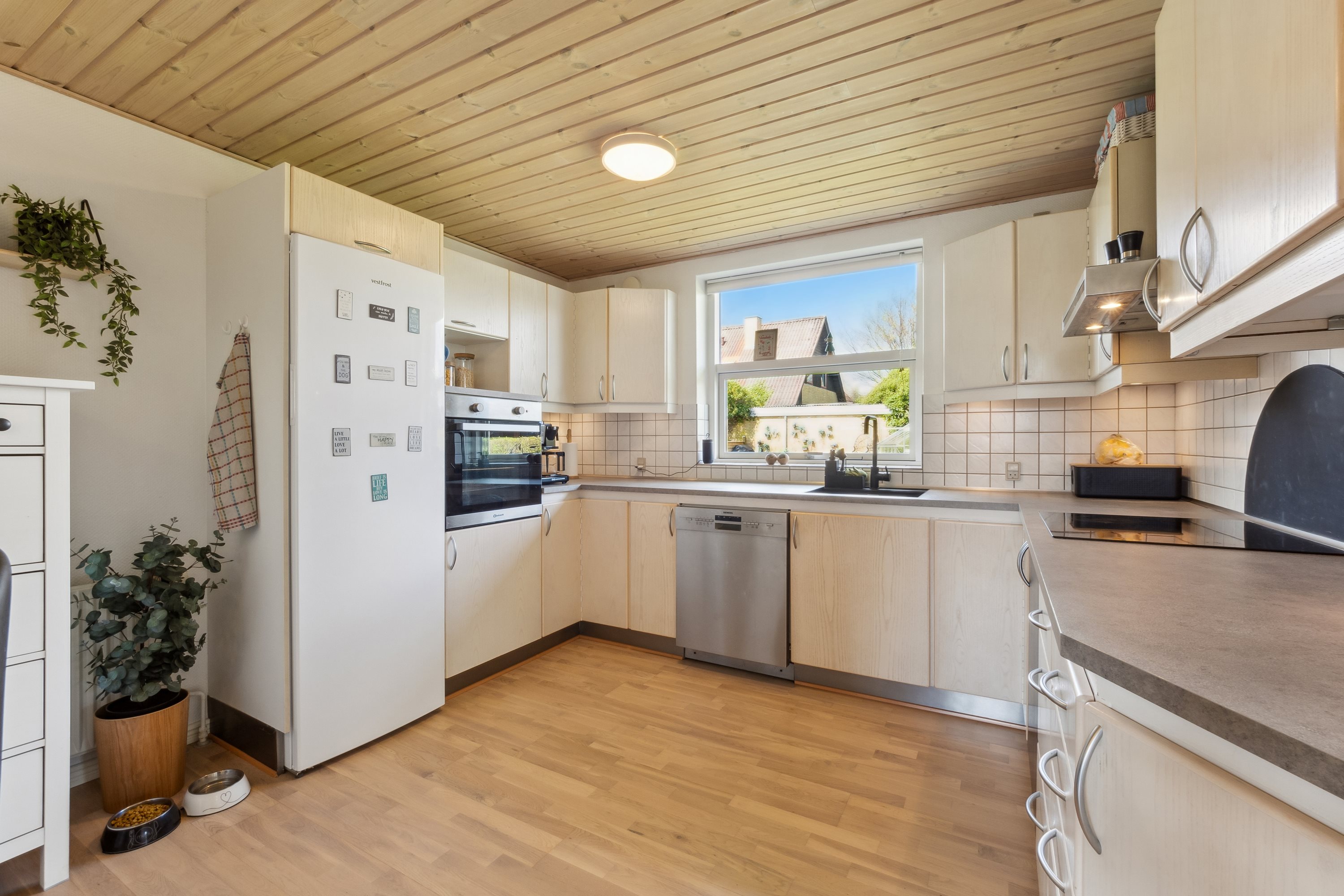 Fremhævet køkken billede i fuldskærmstilstand. Billede af Landlystvej 1, Vodstrup, 7900 Nykøbing M