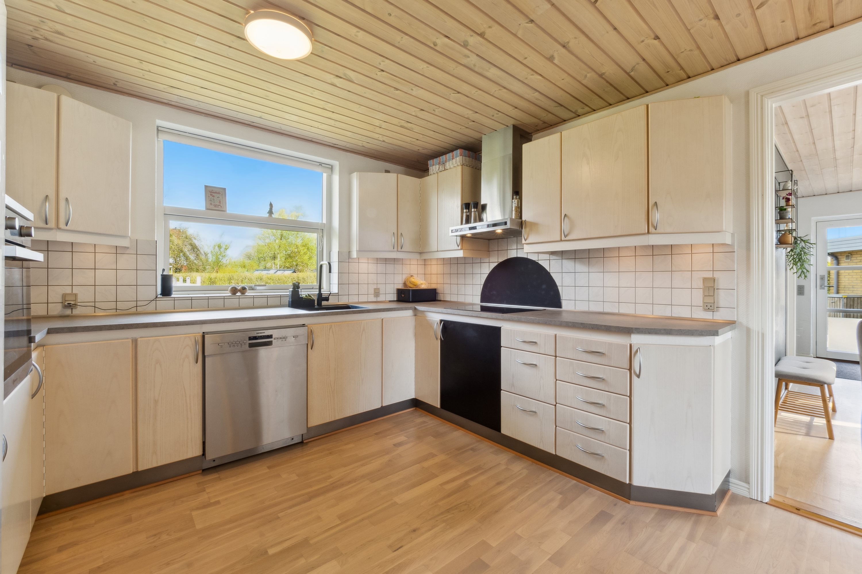 Fremhævet køkken billede i fuldskærmstilstand. Billede af Landlystvej 1, Vodstrup, 7900 Nykøbing M