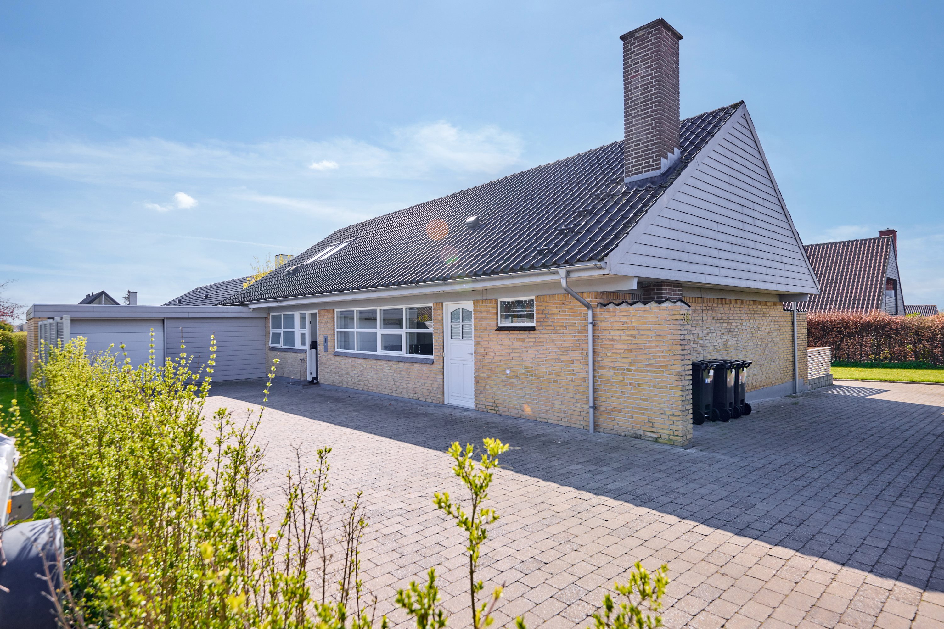 Fremhævet facade billede i fuldskærmstilstand. Billede af Halmøvænget 38, True, 8381 Tilst