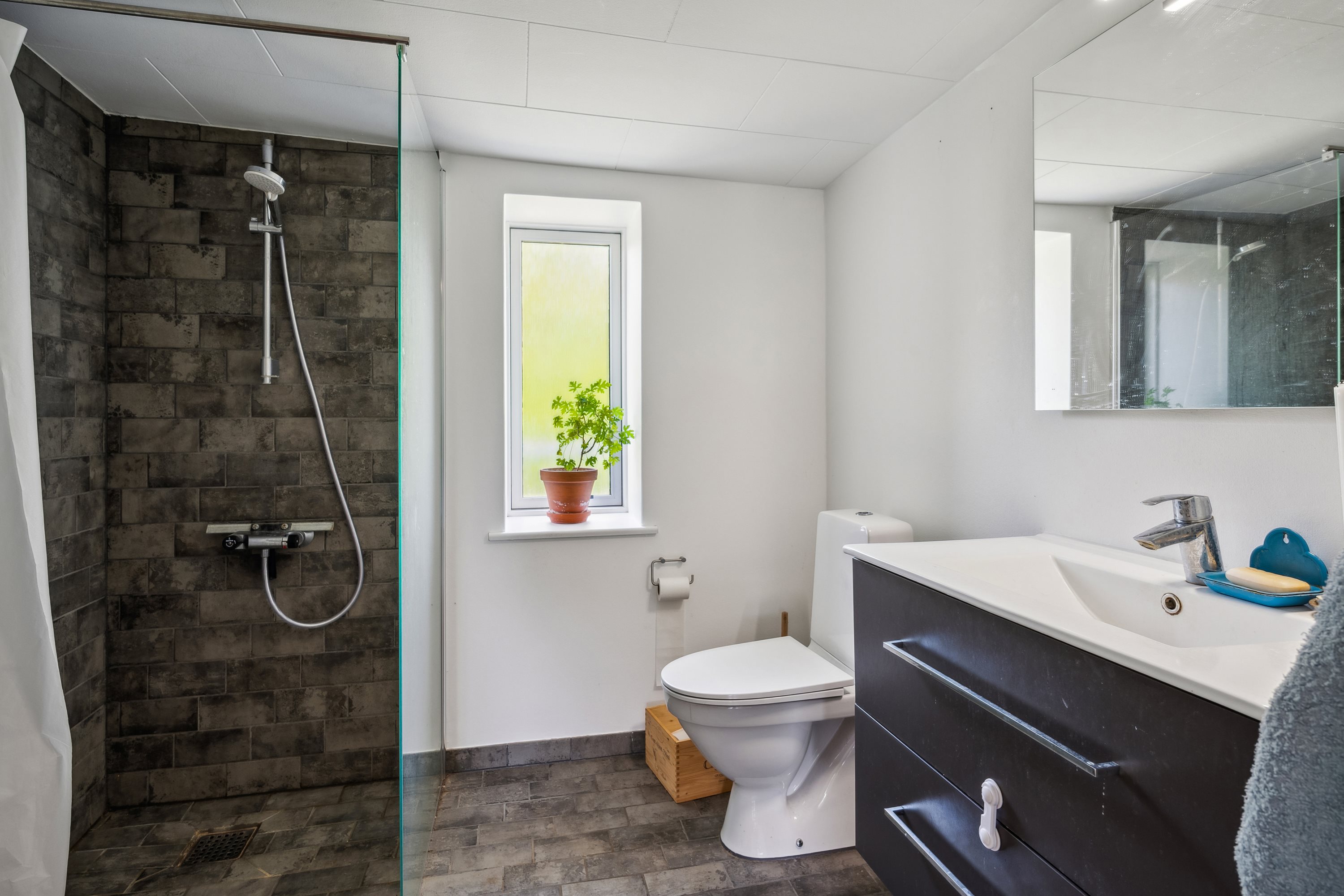 Fremhævet badeværelse billede i fuldskærmstilstand. Billede af Gyden 7A, Jebjerg, 8870 Langå