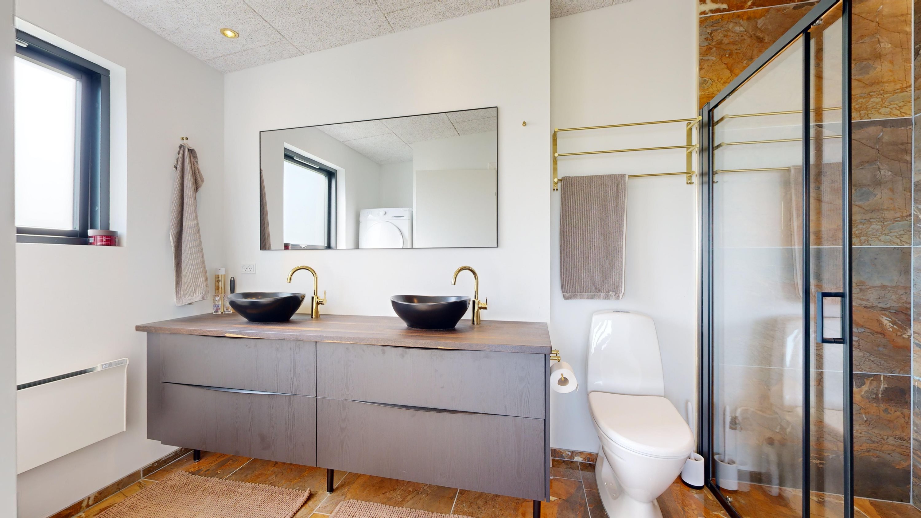 Fremhævet badeværelse billede i fuldskærmstilstand. Billede af Isfuglebakken 3, Hjarbæk, 8831 Løgstrup