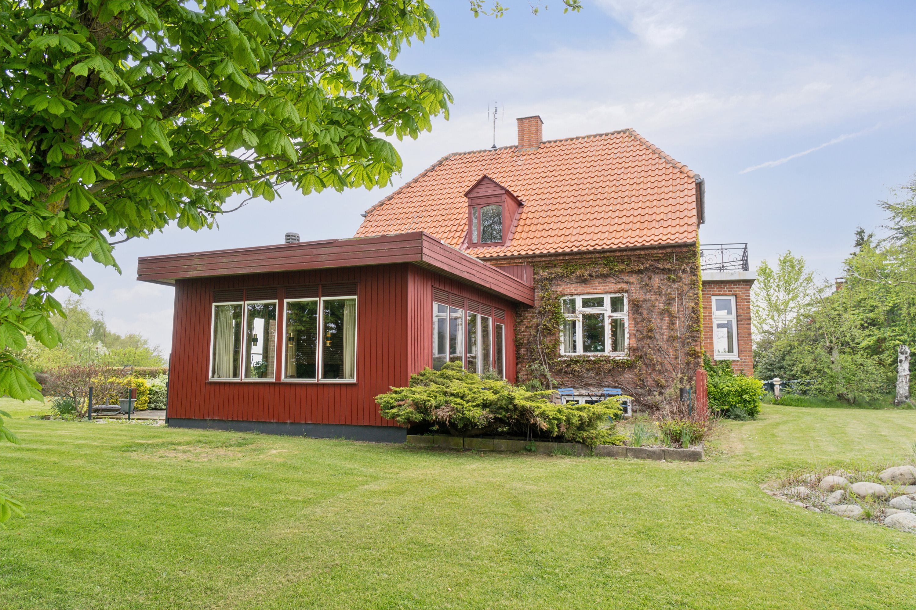 Fremhævet set fra haven billede i fuldskærmstilstand. Billede af Nyledsbakken 40, 4500 Nykøbing Sj