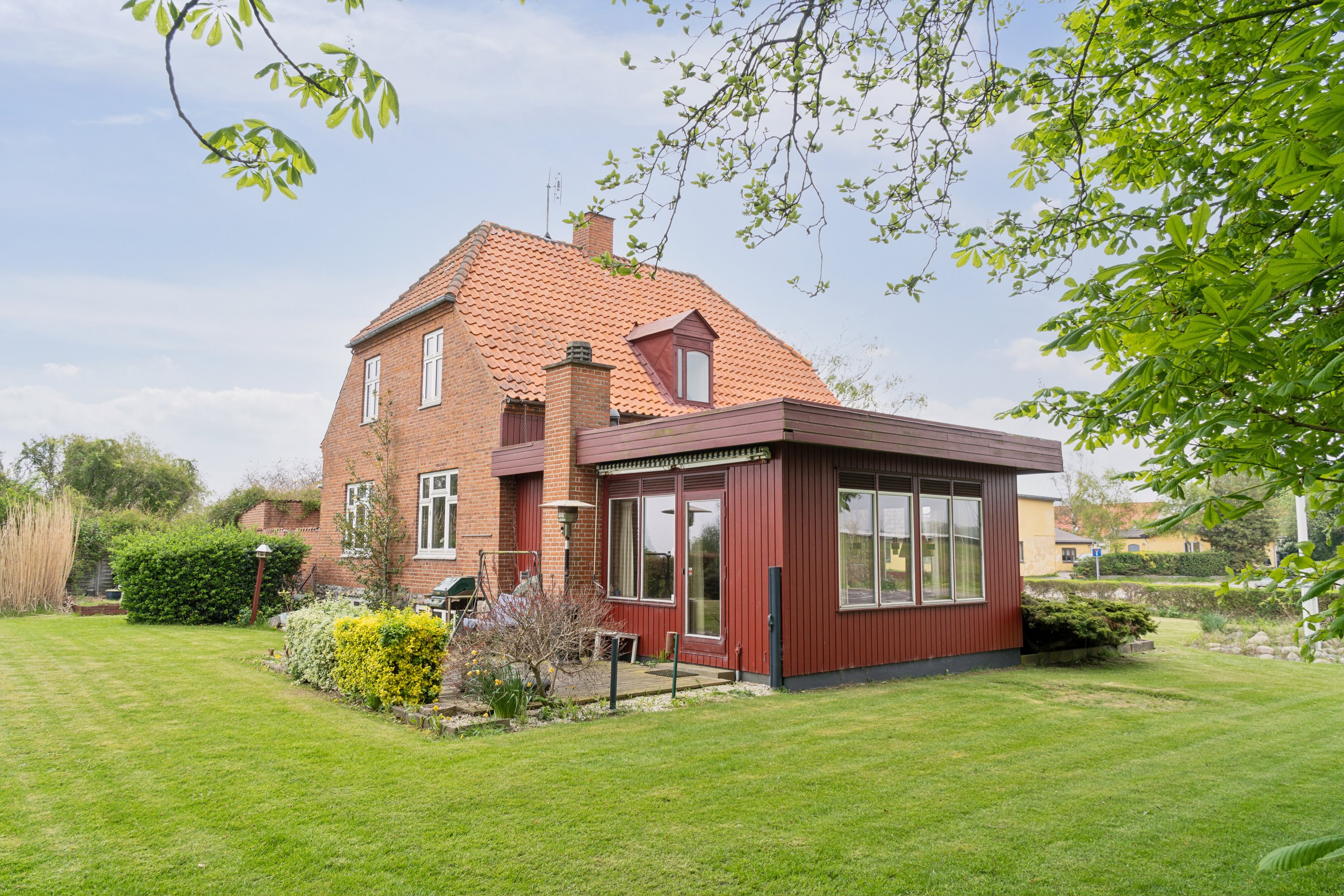 Fremhævet set fra haven billede i fuldskærmstilstand. Billede af Nyledsbakken 40, 4500 Nykøbing Sj