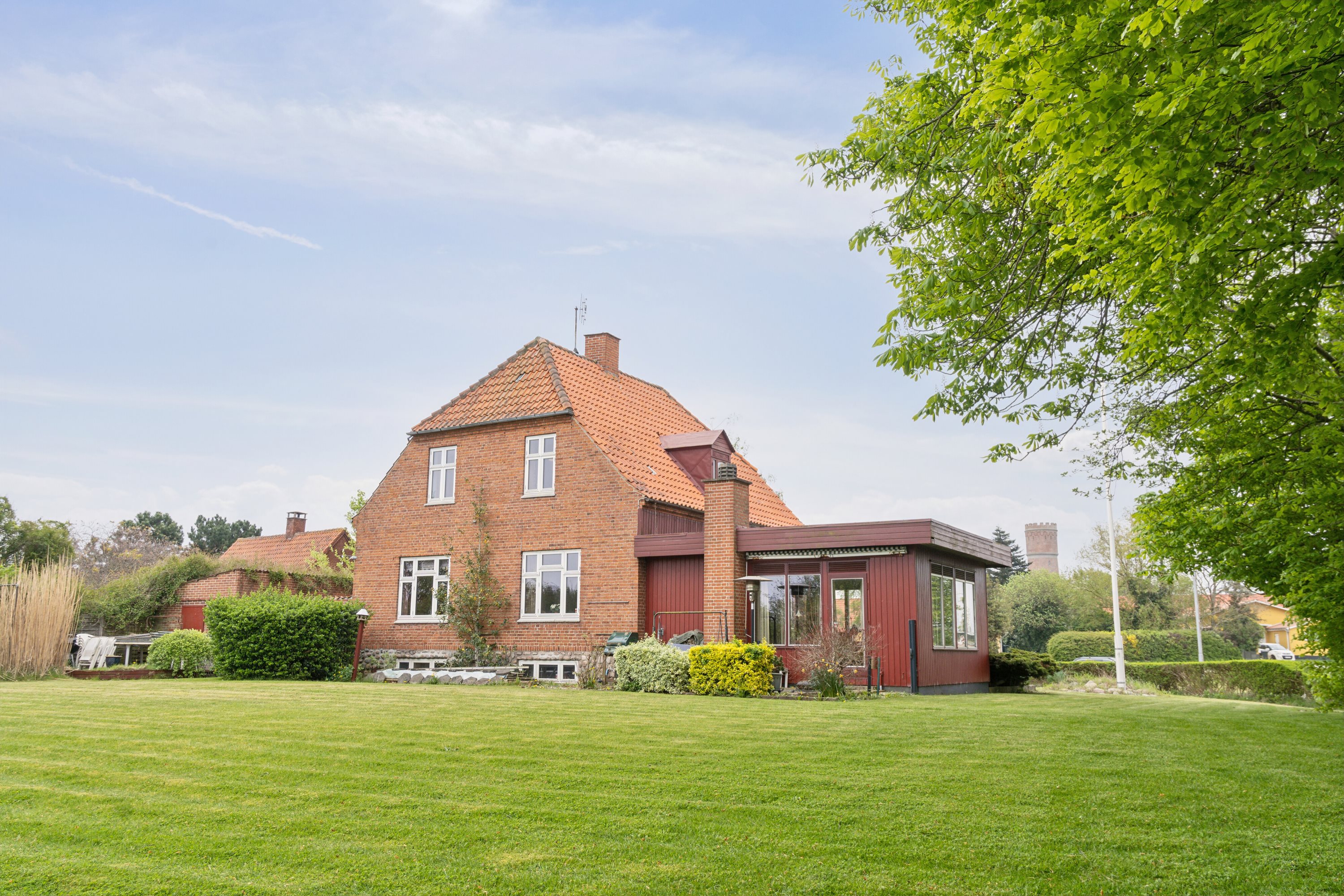 Fremhævet set fra haven billede i fuldskærmstilstand. Billede af Nyledsbakken 40, 4500 Nykøbing Sj