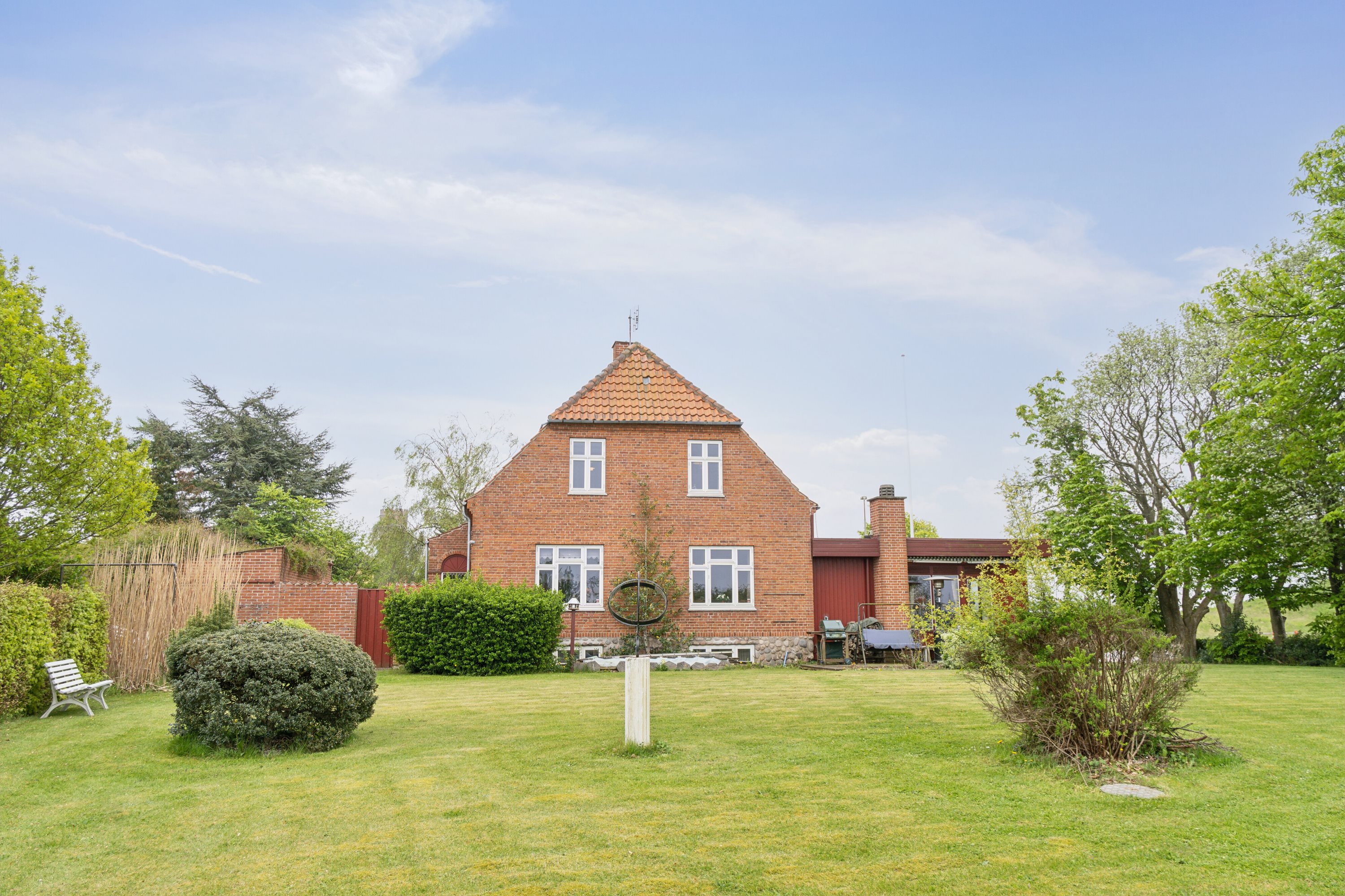 Miniaturebillede 1: set fra haven. Billede af Nyledsbakken 40, 4500 Nykøbing Sj