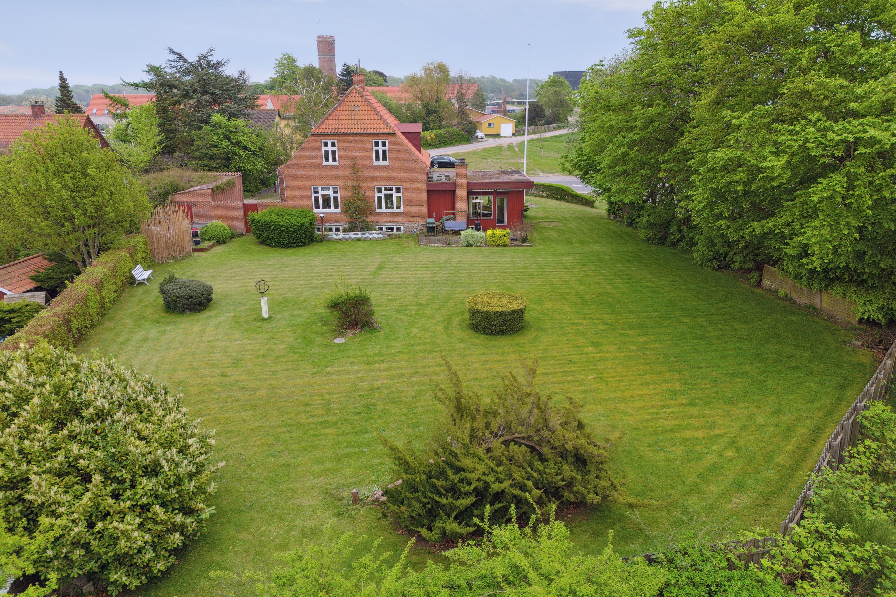 Fremhævet udendørs billede i fuldskærmstilstand. Billede af Nyledsbakken 40, 4500 Nykøbing Sj