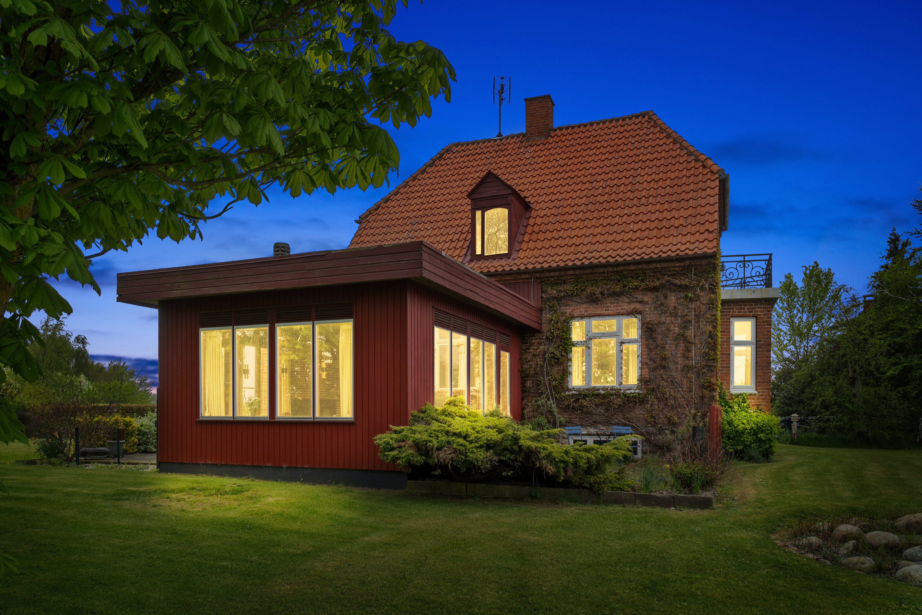 Fremhævet set fra haven billede i fuldskærmstilstand. Billede af Nyledsbakken 40, 4500 Nykøbing Sj