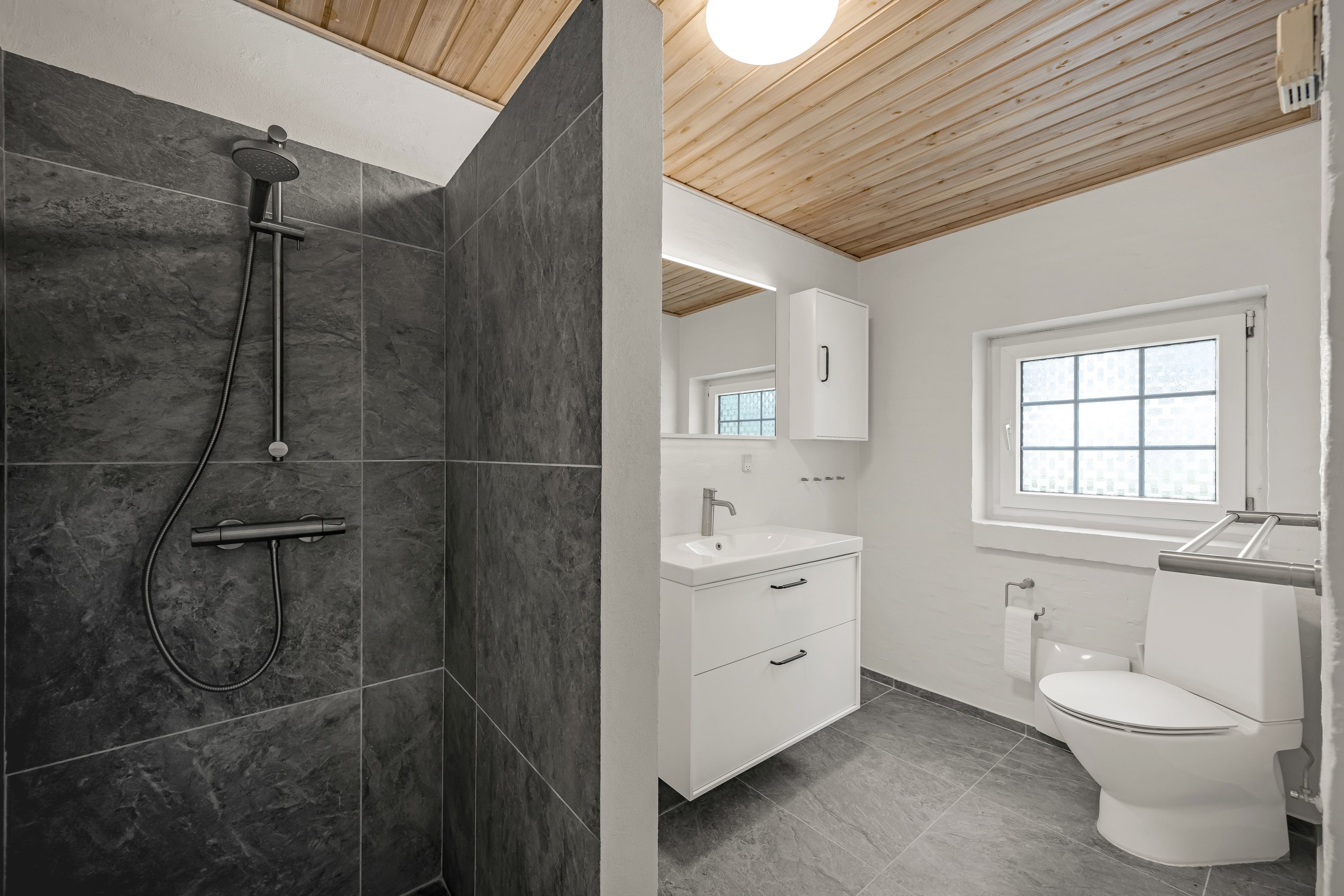 Fremhævet badeværelse billede i fuldskærmstilstand. Billede af Kap Farvel 11, Tvismark, 6792 Rømø