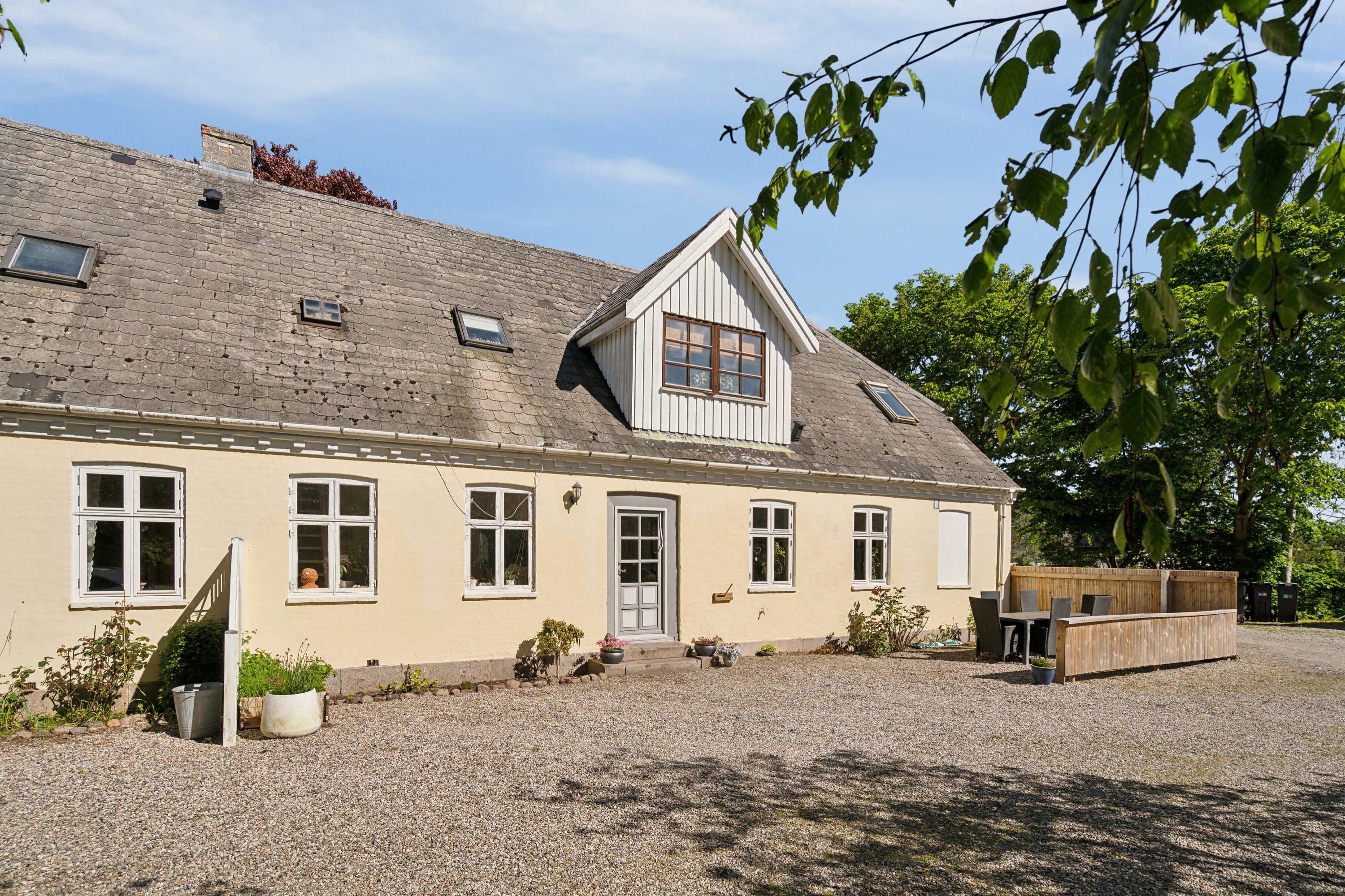 Miniaturebillede 1: set fra vejen. Billede af Volderslev Bygade 7B, Volderslev, 5260 Odense S