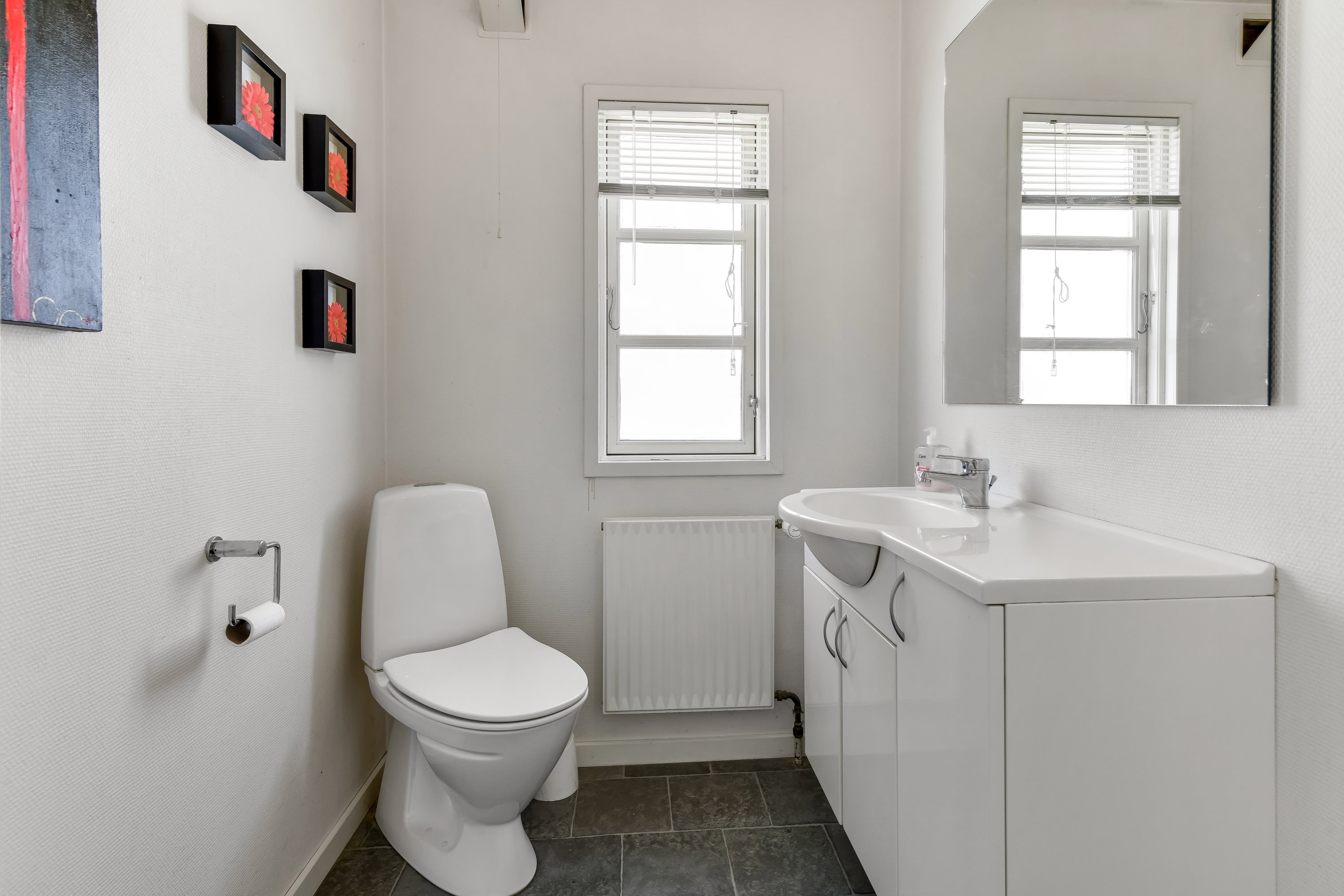 Fremhævet toilet billede i fuldskærmstilstand. Billede af Nordre Strandvej 23, 6731 Tjæreborg