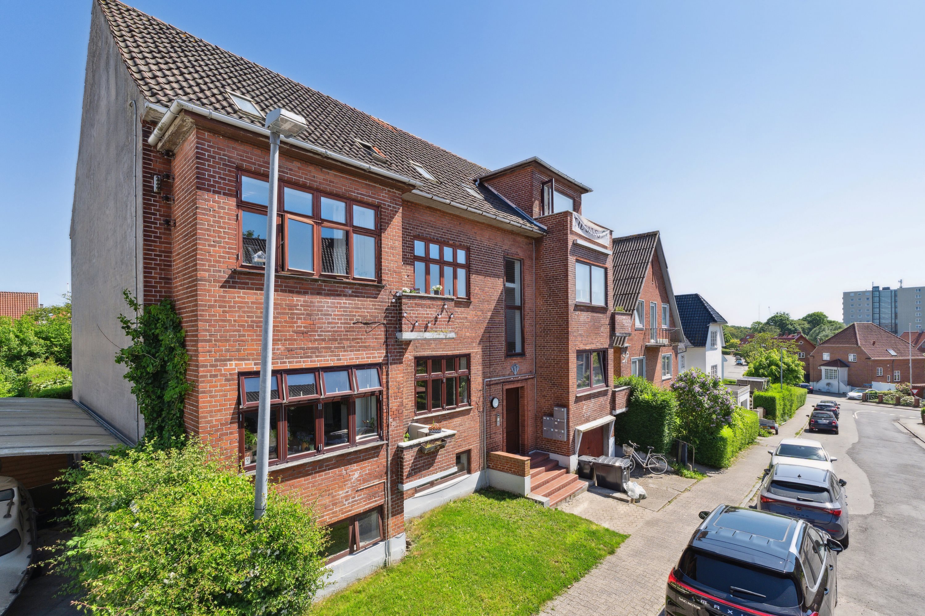 Fremhævet set fra vejen billede i fuldskærmstilstand. Billede af Frederik 3.s Vej 17, 1. tv., 7000 Fredericia