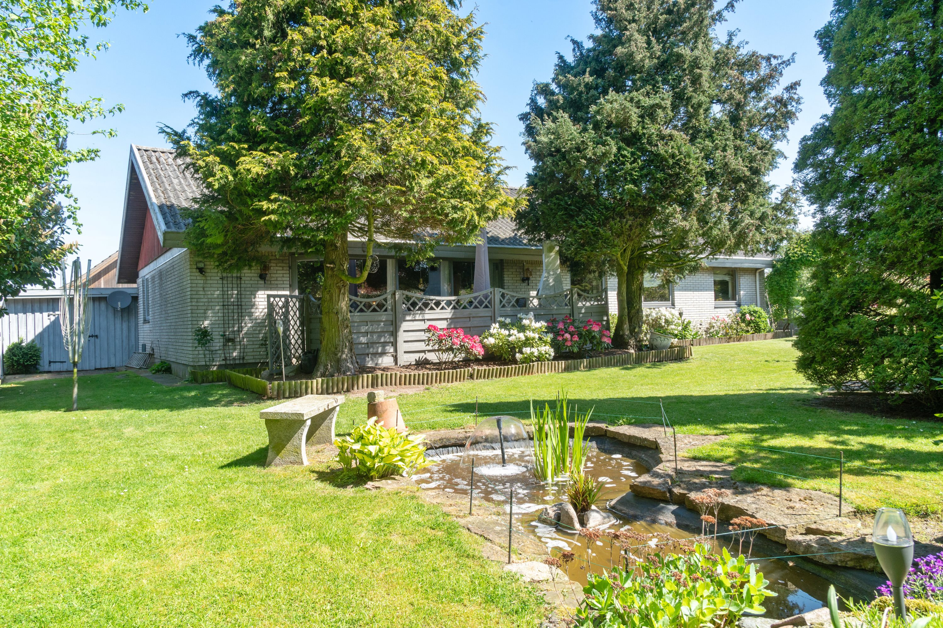 Fremhævet udendørs billede i fuldskærmstilstand. Billede af Solbærvej 1, 4735 Mern