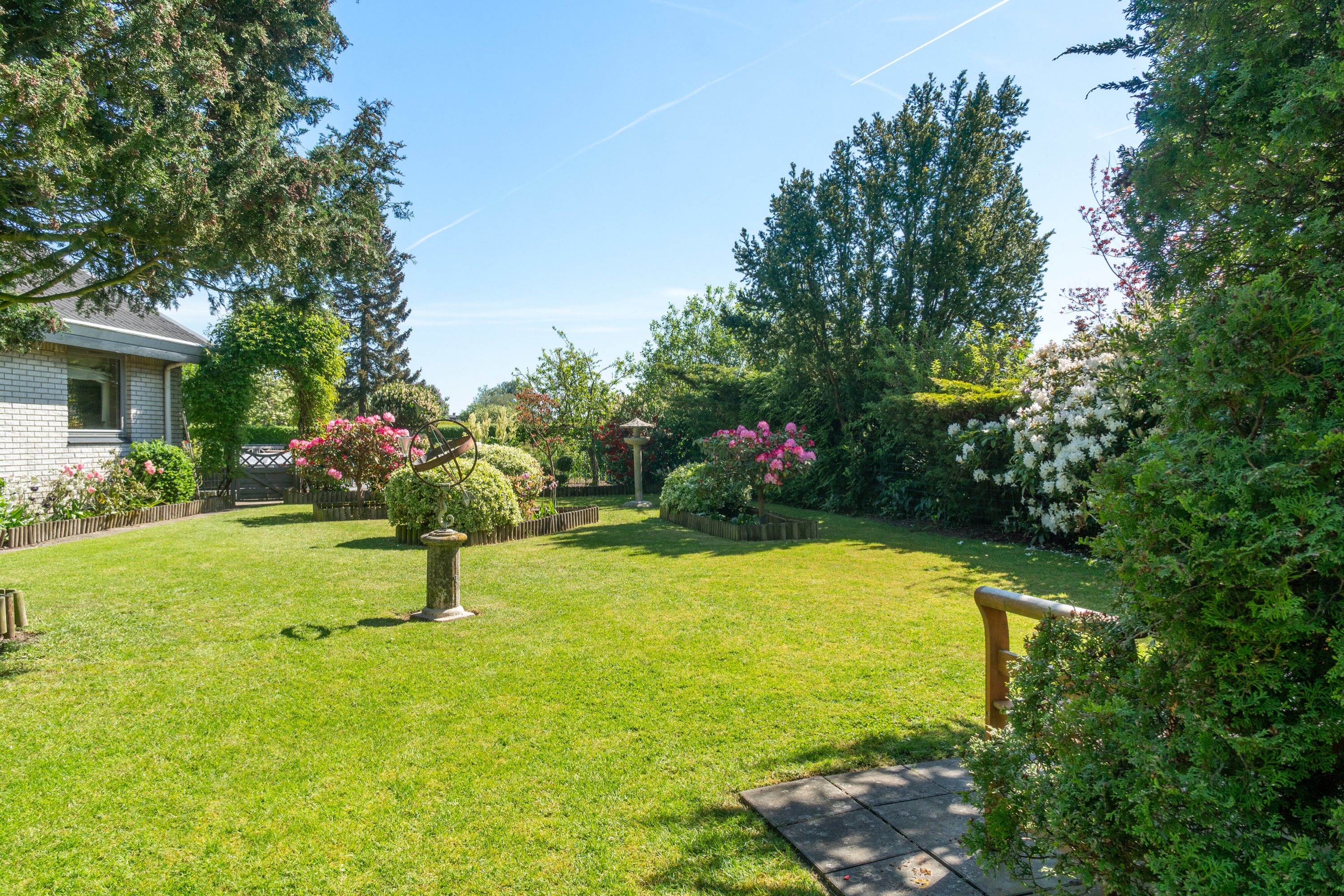 Fremhævet udendørs billede i fuldskærmstilstand. Billede af Solbærvej 1, 4735 Mern