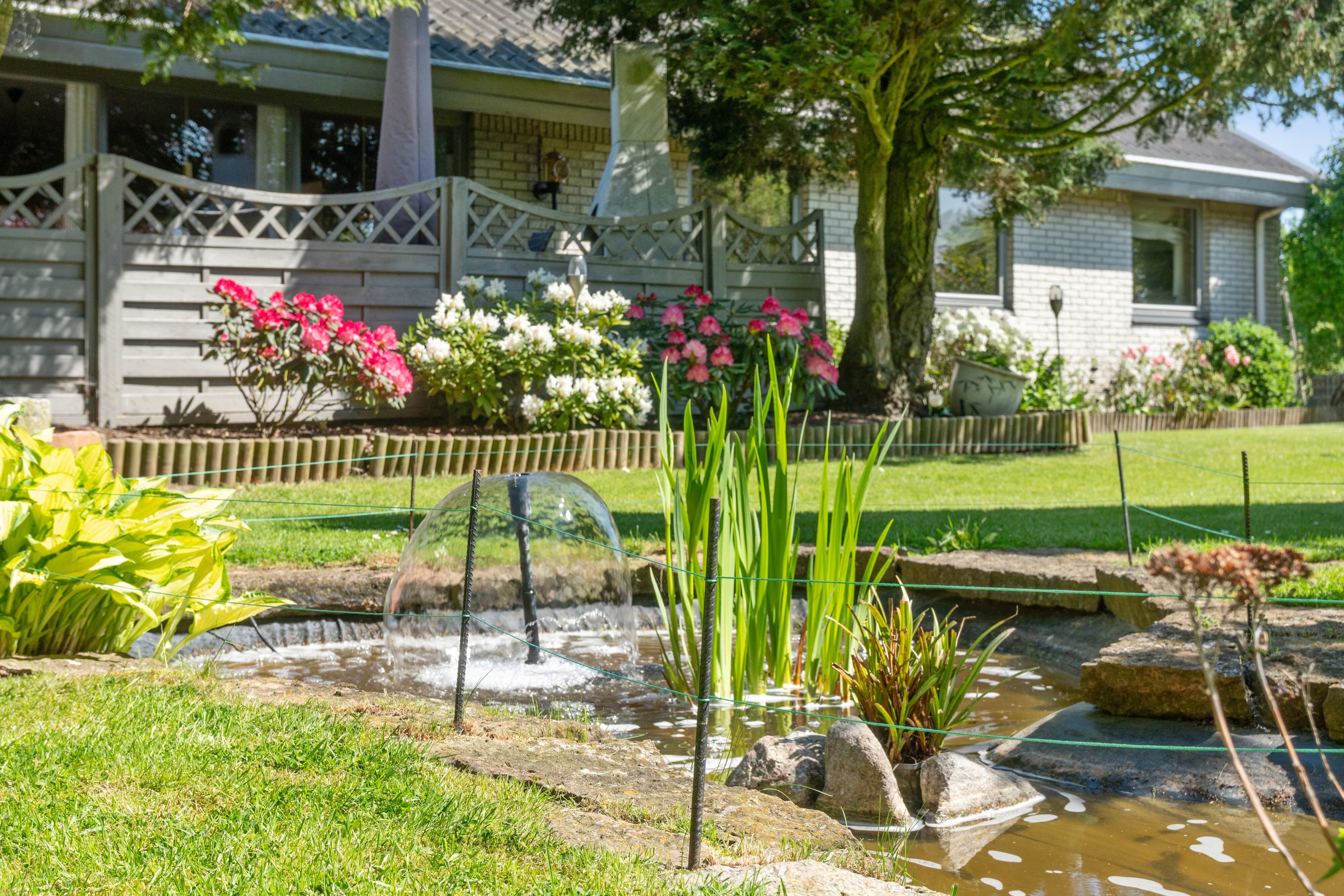 Fremhævet udendørs billede i fuldskærmstilstand. Billede af Solbærvej 1, 4735 Mern