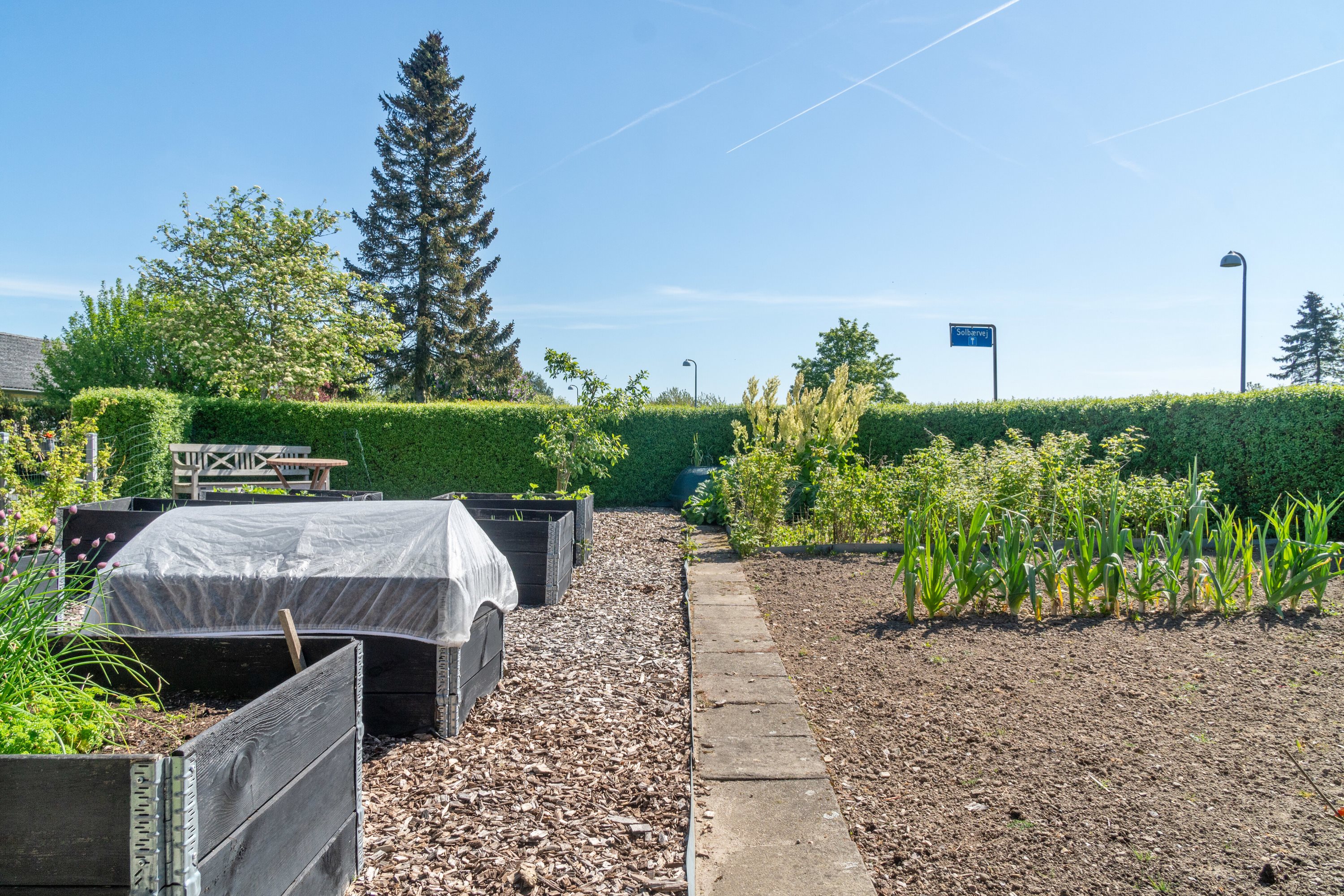 Fremhævet udendørs billede i fuldskærmstilstand. Billede af Solbærvej 1, 4735 Mern